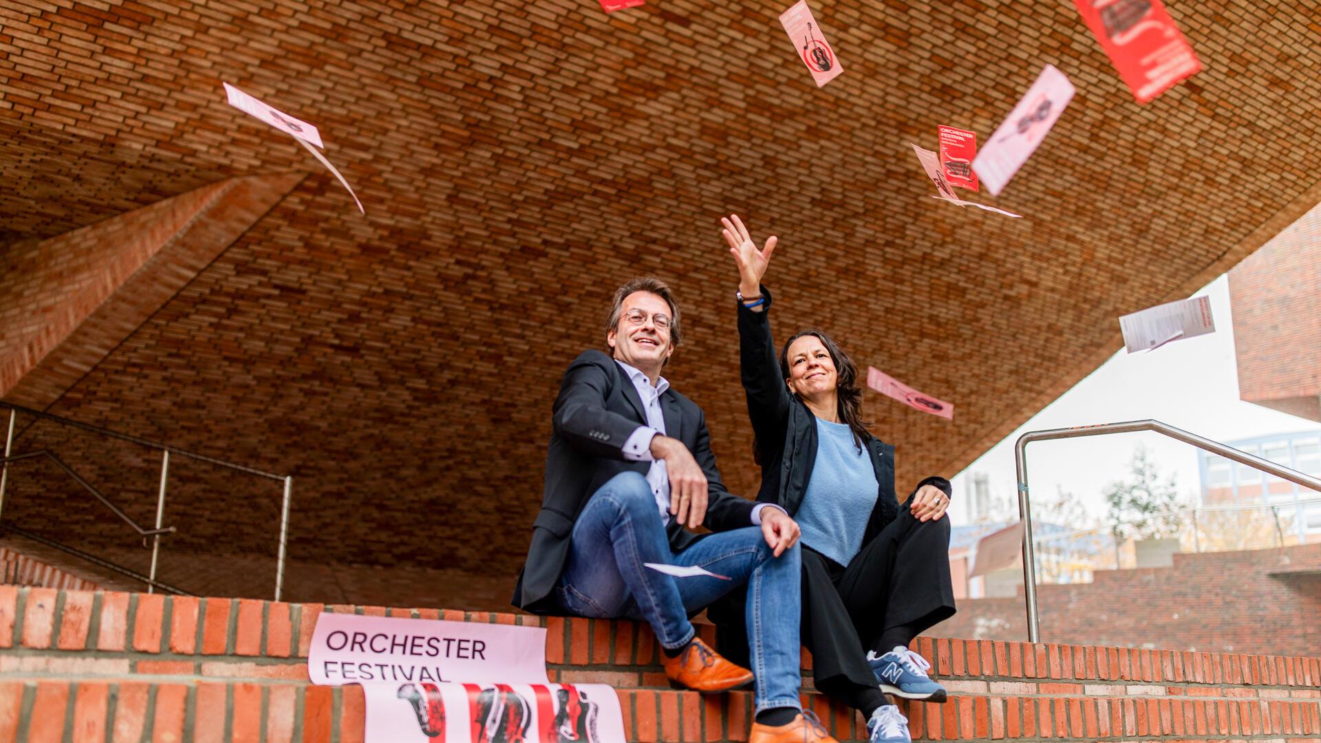 Sie lassen Klänge über Bremerhavens Innenstadt regnen: GMD Marc Niemann und Projektleiterin Stefanie Lubrich organisieren im Vorstand des Landesmusikrats Bremen das 2. Orchester-Festival in Bremerhaven und bringen die 22 Amateur-Ensembles mit der Profi-Szene zusammen. Am 10. November bietet das Fest 24 Kurz-Konzerte für Musikliebende gratis - bis auf das Familienkonzert im Stadttheater.