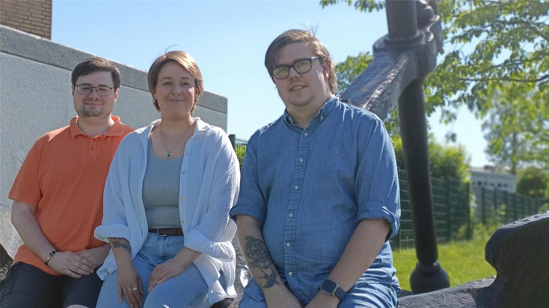 Sie möchten queeren Personen und Angehörigen eine Heimat bieten: die Quest-Gründungsmitglieder Amadeus, Janina und Patrick (von links).