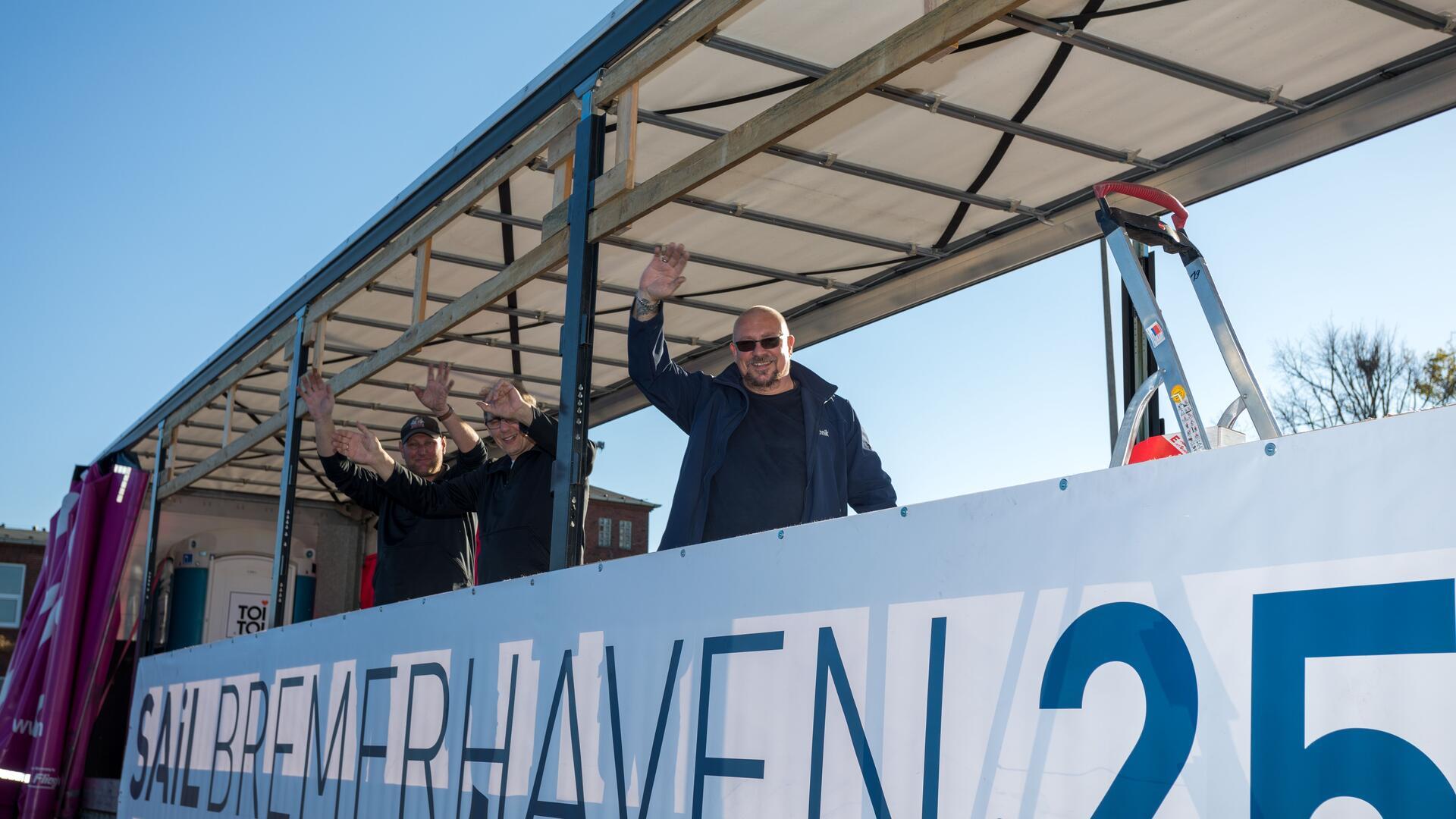 Sie rüsten den Sail-Auflieger für den Freimarktumzug aus: Sven Bade, Kay Dordel und Andrzej Juzyszyn von der Erlebnis Bremerhaven. 