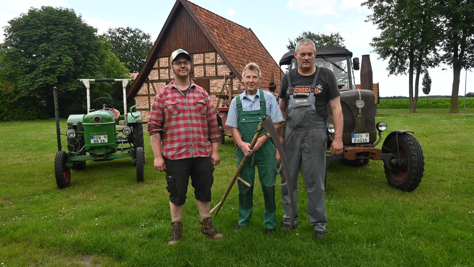 Sie sind Fans von historischer Technik und zeigen, wie die Ernte früher eingefahren wurde (von links): Henning Bade, Erwin Henning und Ralf Bade.