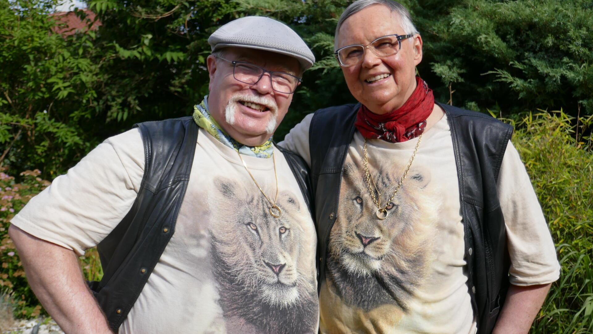 Ein Mann und eine Frau, beide Tragen T-Shirts mit Löwen.