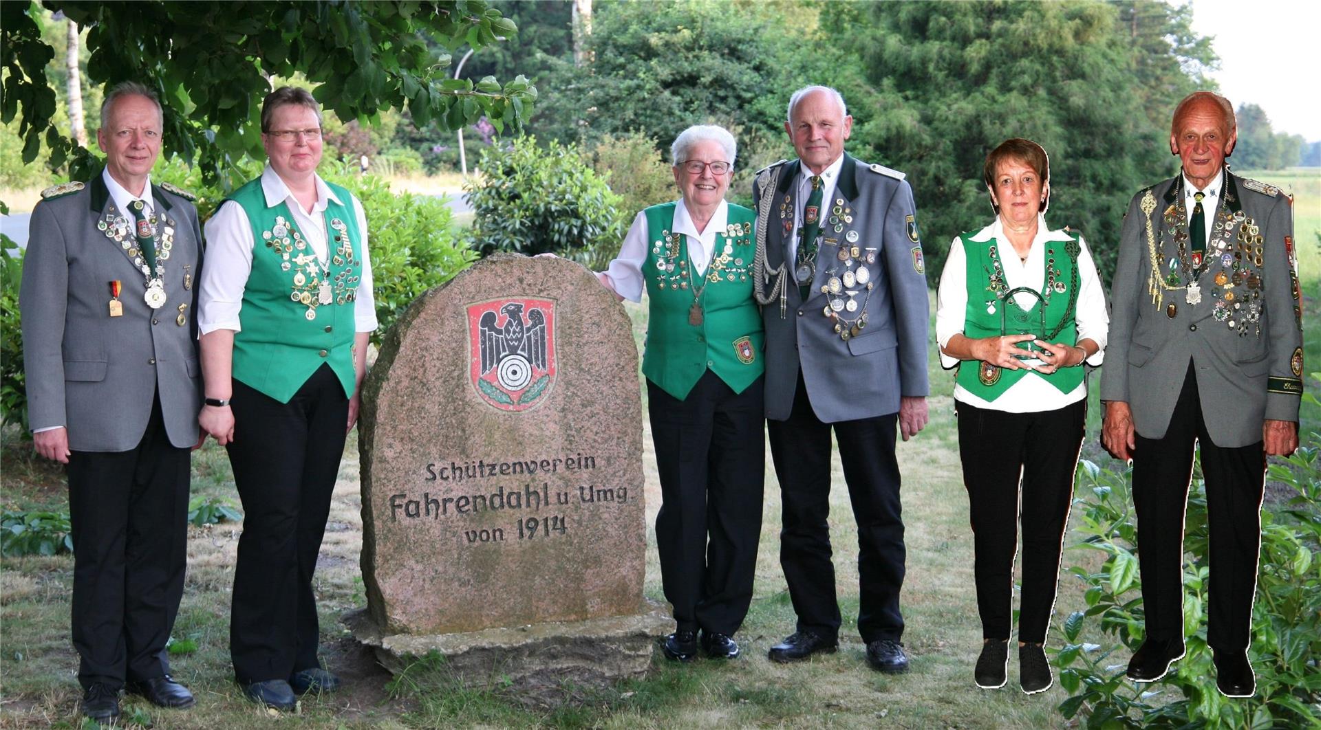 Sie sind die letzten Würdenträger des Schützenvereins Fahrendahl, der nach 110 Jahren im Juli aufgelöst wird: (von links) König Werner Beecken, Königin Petra Lampe, Alterskönigin Edith Lubitz, Alterskönig Helmut Hartmann, Vizekönigin Irmtraut Sikau und Vizekönig Gerd-Klaus Steffens.