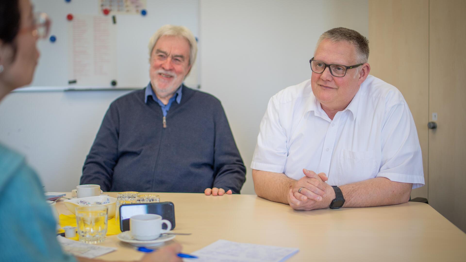 Sie sind in Bremerhaven Fachleute zum Thema Barrierefreies Wohnen:  Lars Müller (rechts), Leiter des Amtes für Menschen mit Behinderung und auch Fachplaner der Stadt für barrierefreies Bauen, und Dezernent Uwe Parpart.