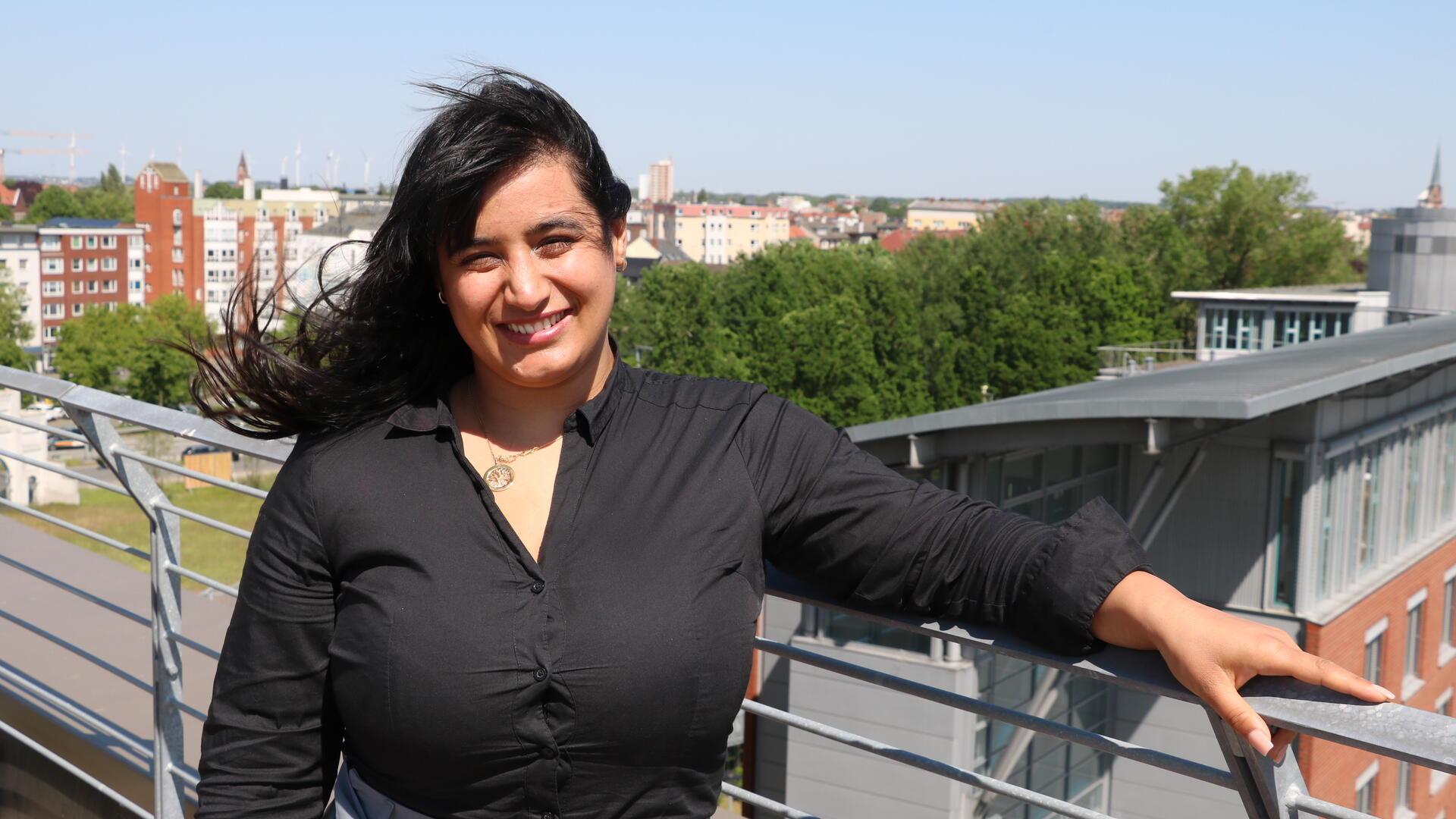 Sie verfolgt ihren Weg konsequent, auch wenn ihr der Wind - wie hier auf der Dachterrasse des Jobcenters - mal stark entgegenweht: Die alleinerziehende Mutter Azita Kabiri absolviert derzeit eine Berufsausbildung in Teilzeit um ihrem kleinen Sohn gerecht werden zu können.