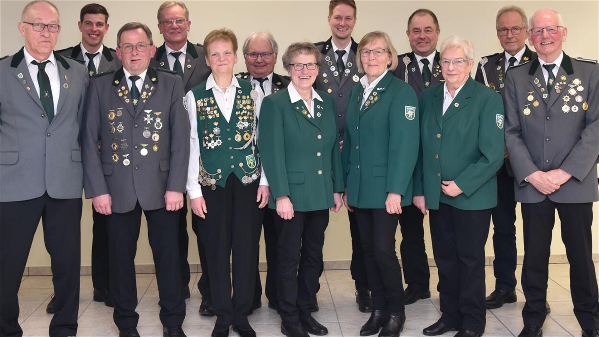 Sie wurden auf der Jahreshauptversammlung des Schützenvereins geehrt (von lInks): Alfred Bredehöft, Jan Brinkmann, Gerhard Wilkens, Manfred Albers, Helga Rathjen, Eckhard Eckhoff, Marlies Meyer, Tim Kleefeld, Ilse Lühmann, Rudolf Heins, Marlene Beneke, Horst Rathjen und Bernhard Fricke.