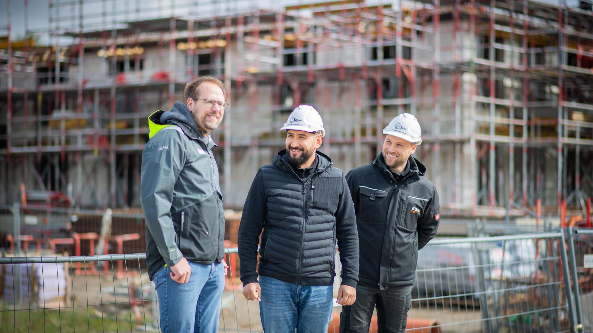 Es wächst rasant empor - das neue Bremerhavener Kistner-Quartier am Ufer der Geeste. Hier begehen die Investoren Lars Wübben und Jaroslav Gerbatowski mit Bauleiter Pascal Meyer die Großbaustelle.