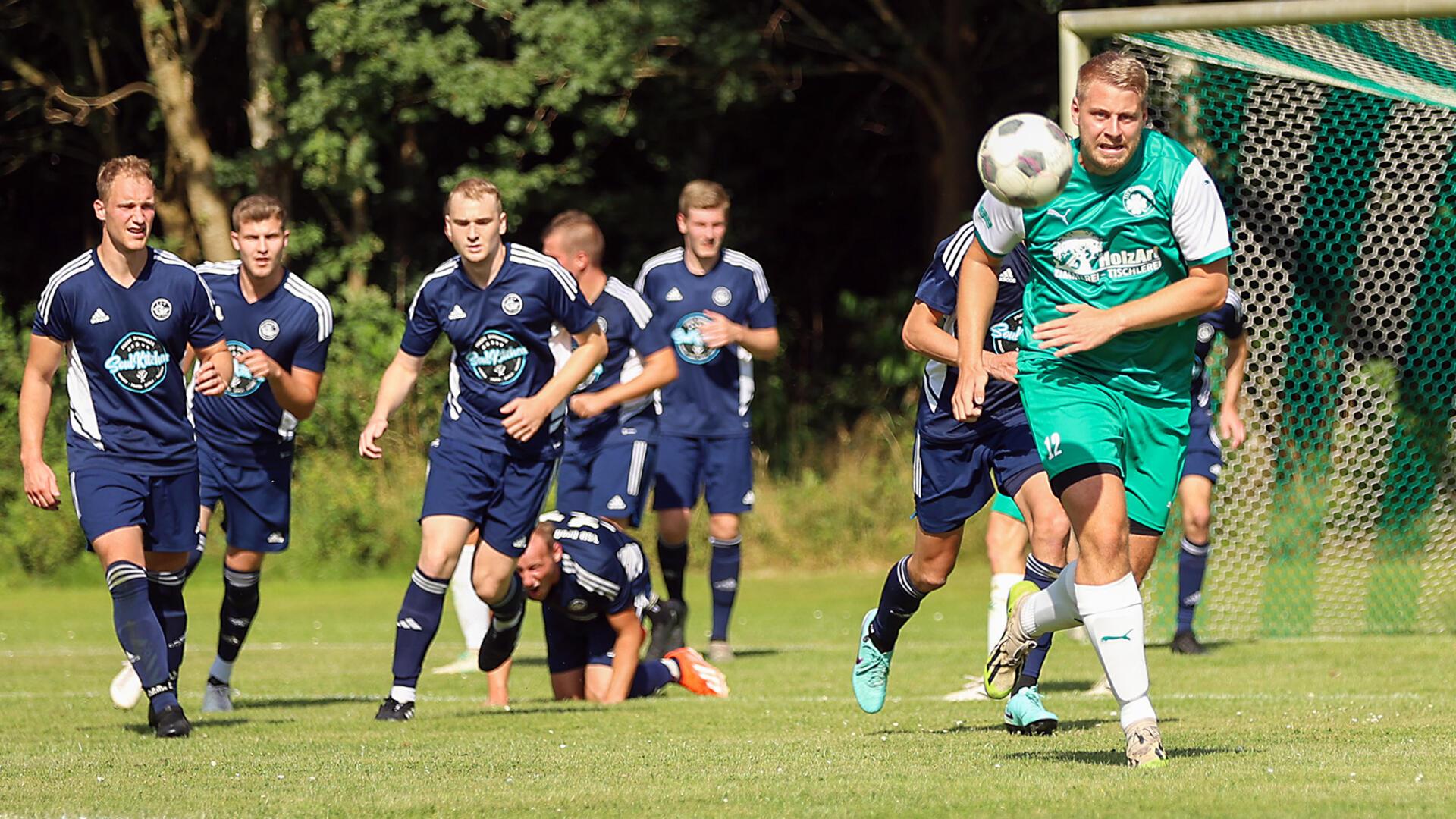 Sieht aus wie "Alle gegen Einen": Karlshöfens Chris Bubbel jagt nach einer abgewehrten Ecke dem Ball hinterher. Der Routinier besorgte gegen Groß Meckelsen das 2:2.