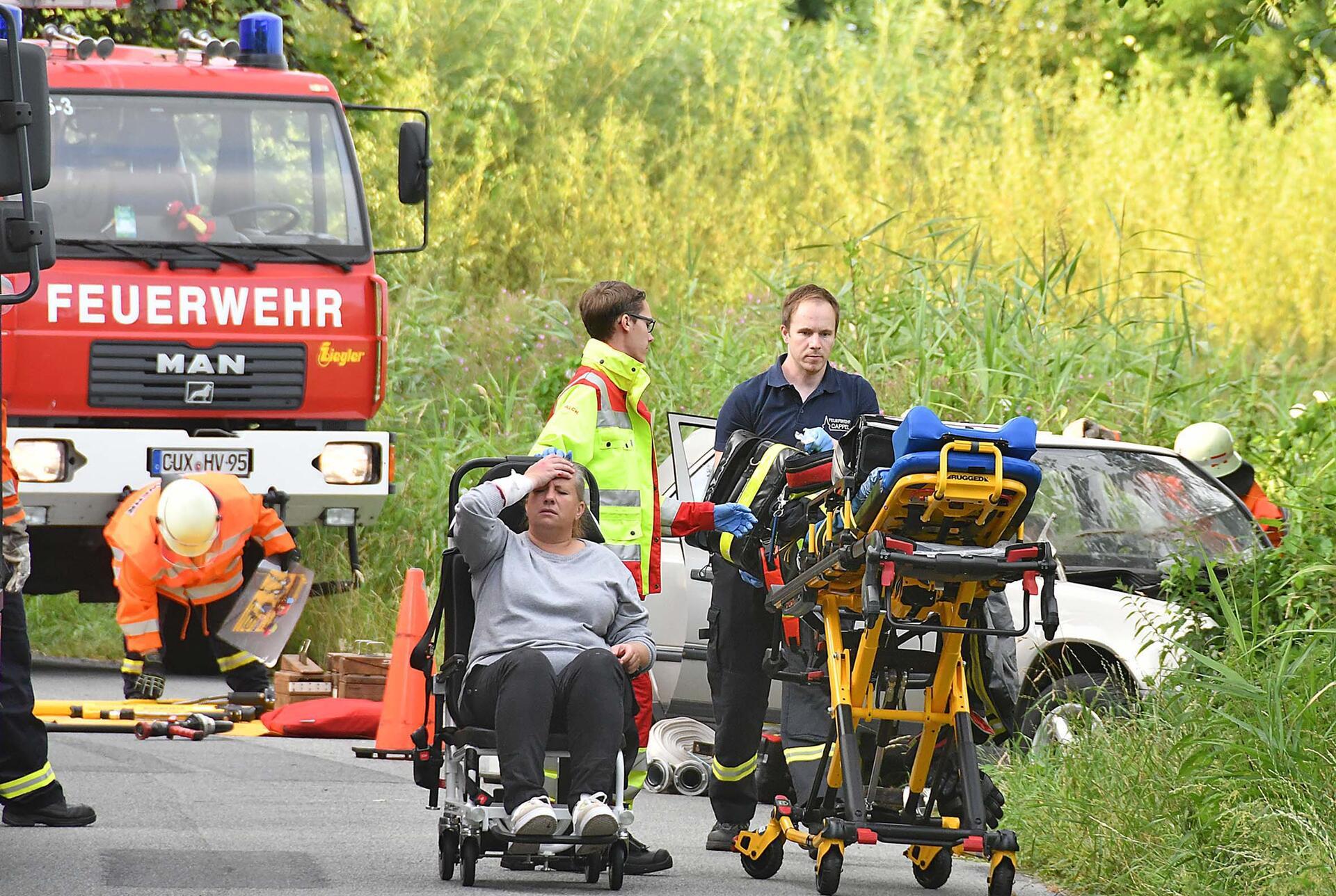 Sieht aus wie ein Ernstfall, ist aber eine Unfallübung: Neben der Cappeler Feuerwehr nahmen auch die Stützpunktfeuerwehr Deichsende mit dem Hilfeleistungssatz, der Rettungsdienst Cuxland und das Team Notfalldarstellung des DRK Cuxhaven teil.