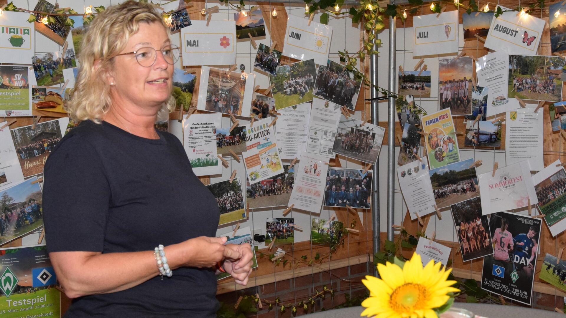 Silke Kriete steht vor einer Stellwand mit beeindruckend vielen Hinweisen auf Veranstaltungen, die im Laufe des Jahres in Ostereistedt stattfinden. 