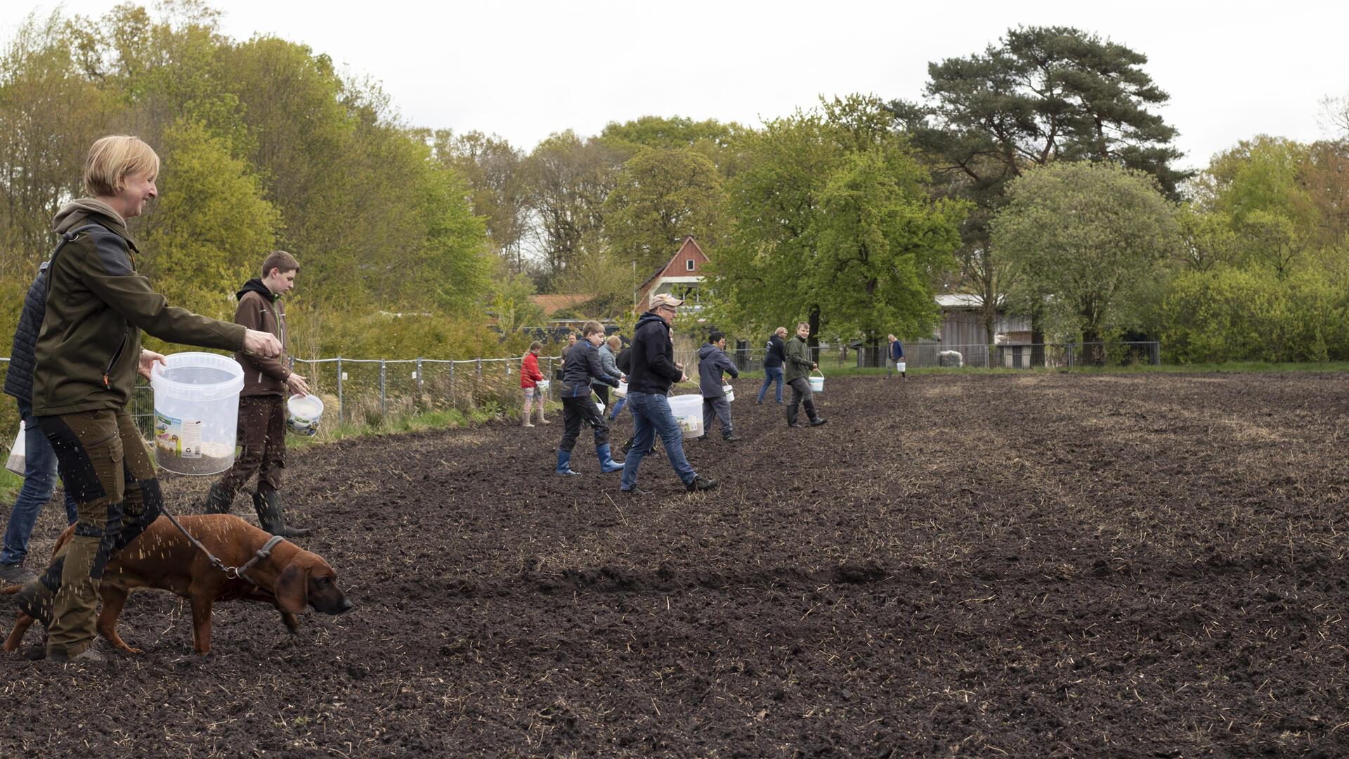 Simone Kasnitz, Klimaschutzmanagerin der Gemeinde Gnarrenburg (links), freut sich über viele Mitstreiterinnen und Mitstreiter beim jüngsten Naturschutz- und Artenvielfaltsprojekt in Karlshöfen.