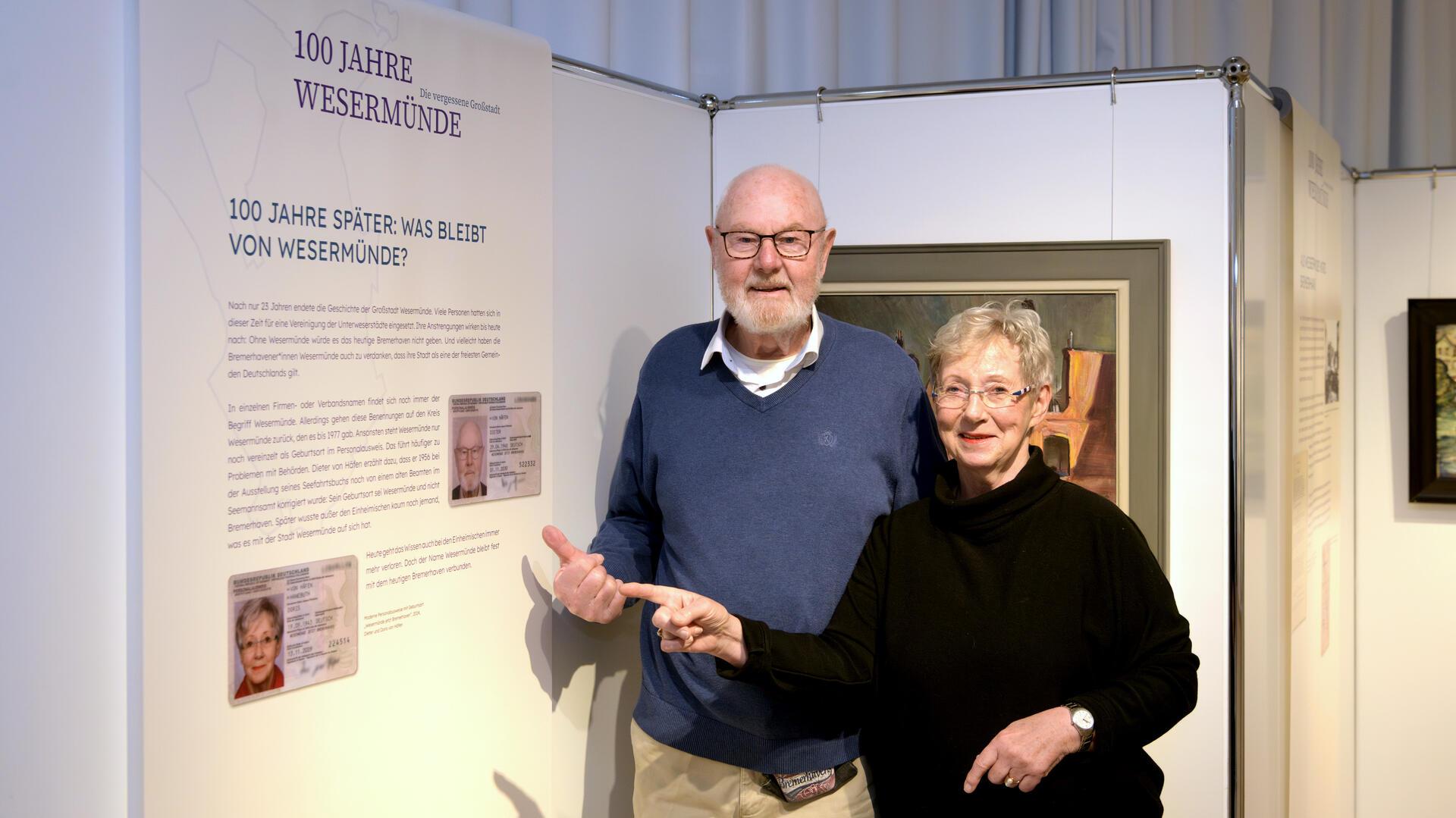 Das Ehepaar von Häfen steht an "seinem" Ausstellungsposter.