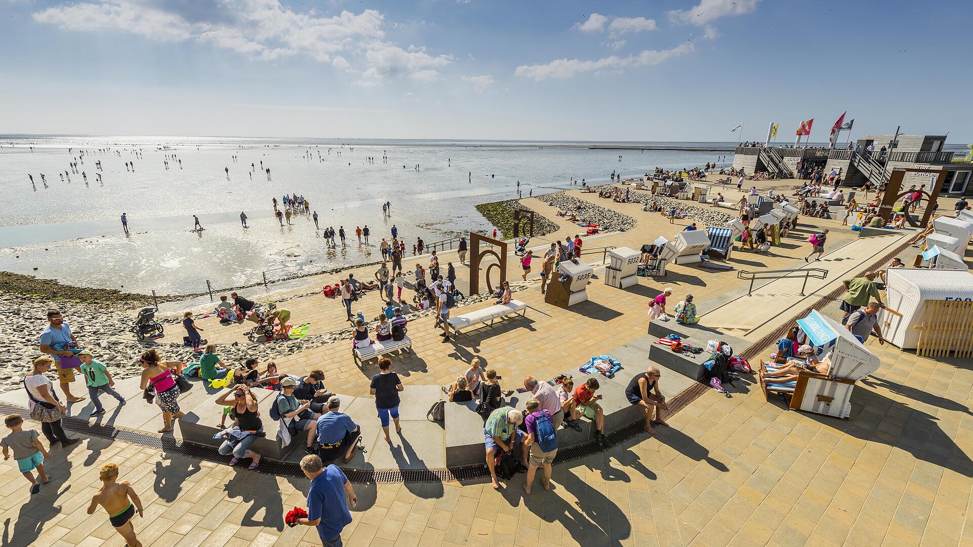 Neue Promenade mit Bänken in Büsum