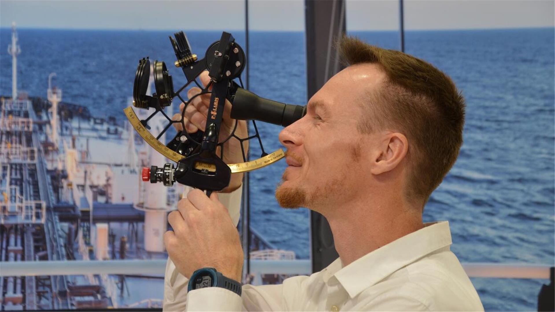 So ein Sextant funktioniert noch, wenn moderne Bordelektronik ausfällt: Christoph Gütersloh, Vertriebsleiter von Cassens & Plath aus Bremerhaven, die die nautischen Geräte fertigt.