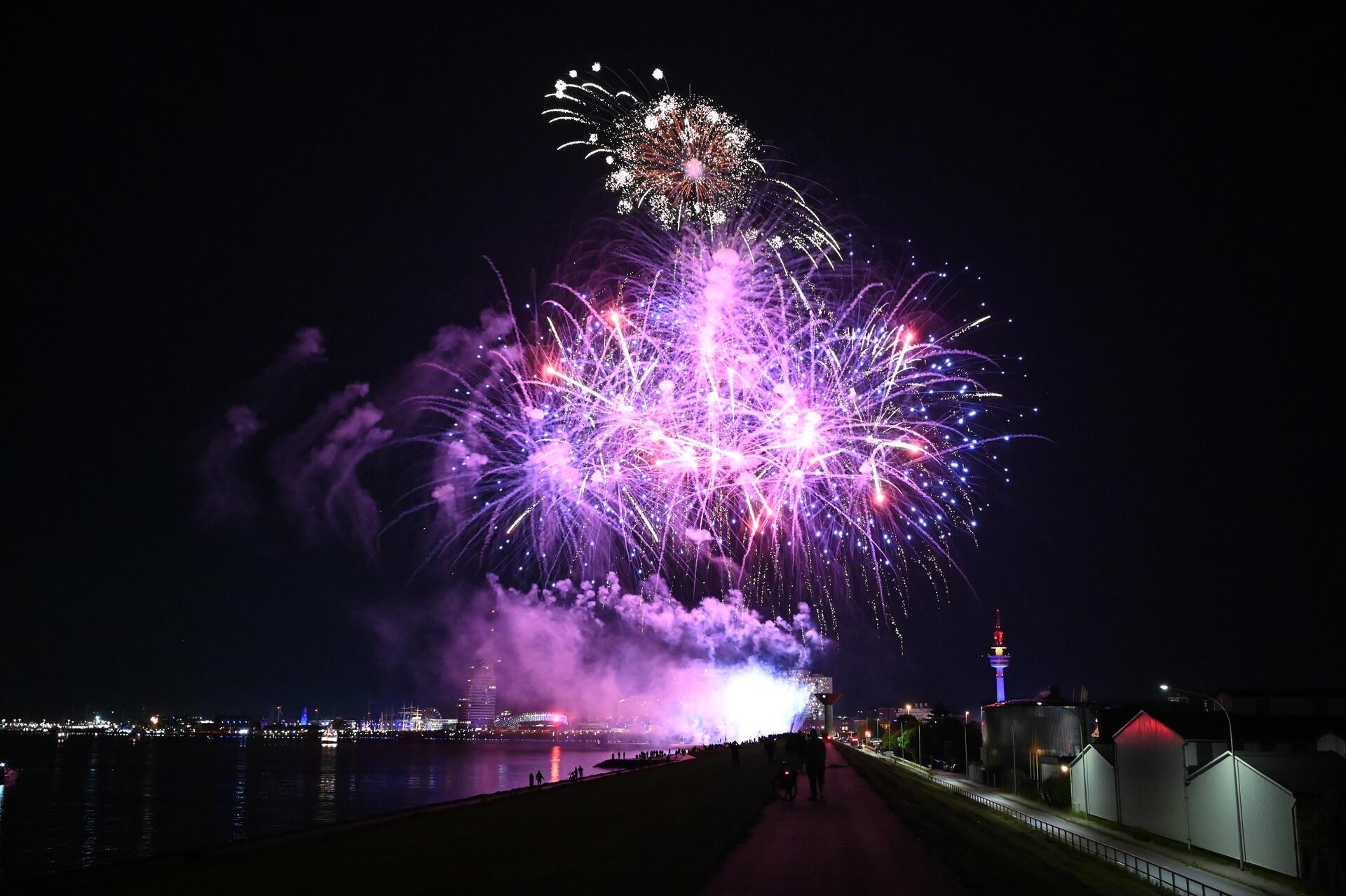 So farbenfroh war das Feuerwerk während der Maritimen Tage in Bremerhaven. Vom L...