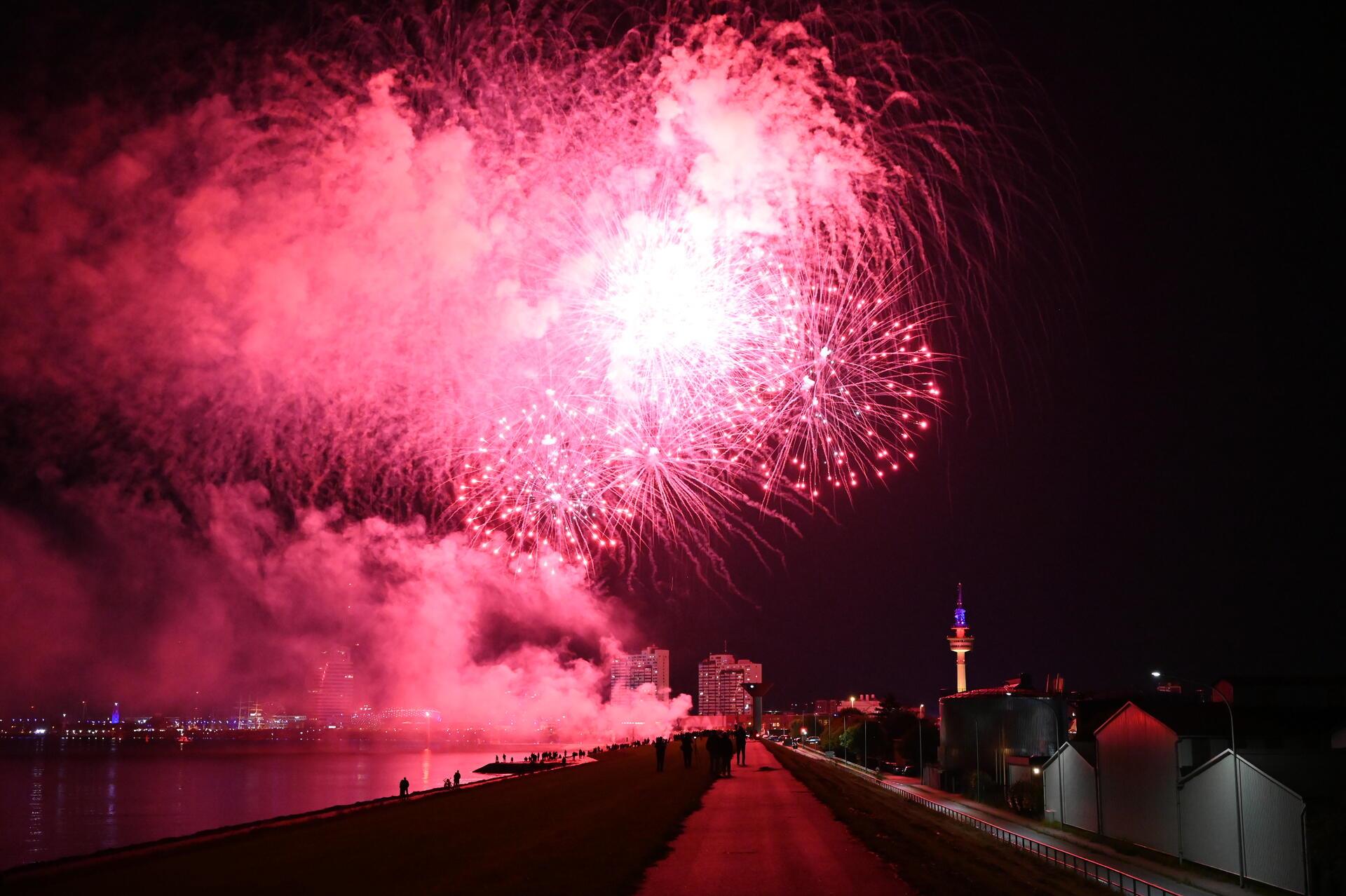 So farbenfroh war das Feuerwerk während der Maritimen Tage in Bremerhaven. Vom L...