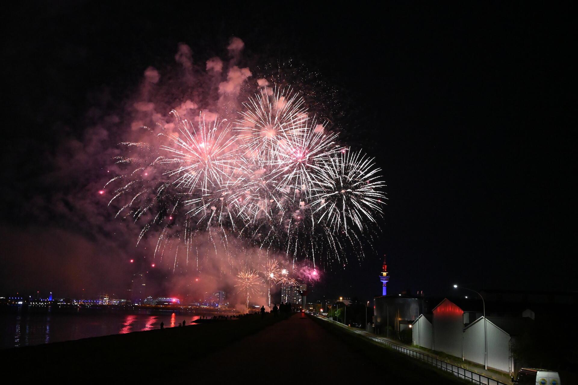 So farbenfroh war das Feuerwerk während der Maritimen Tage in Bremerhaven. Vom L...