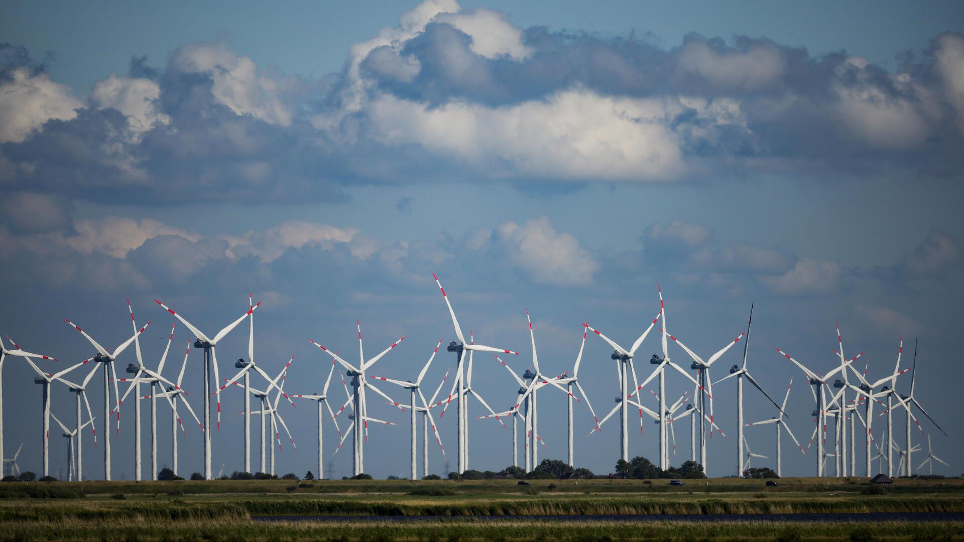 Schleswig-Holstein, Bordelum: Windräder drehen sich in einem Windpark an der Nordsee