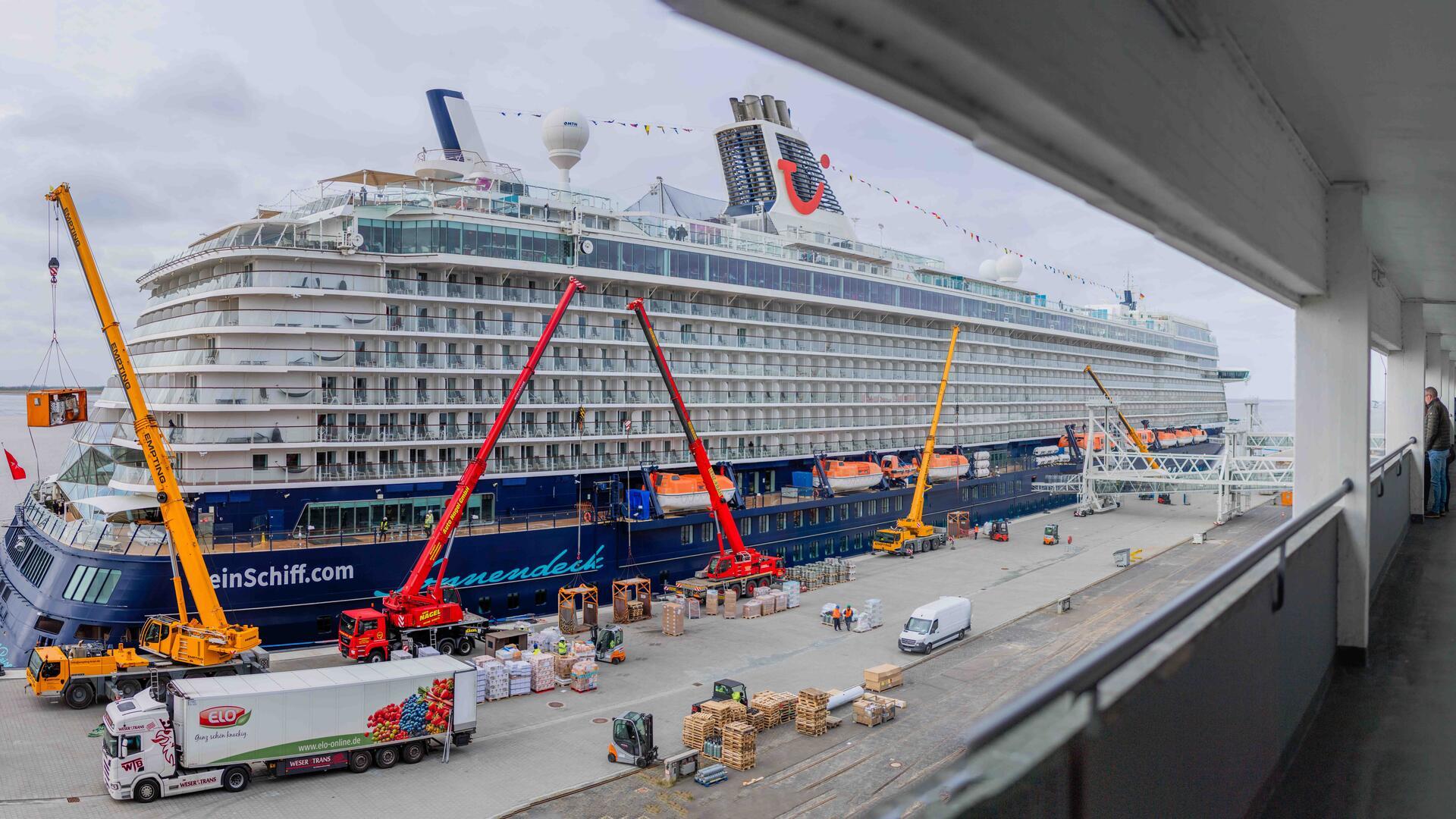 So nah kommt man Kreuzlinern wie „Mein Schiff 3“ in Bremerhaven.