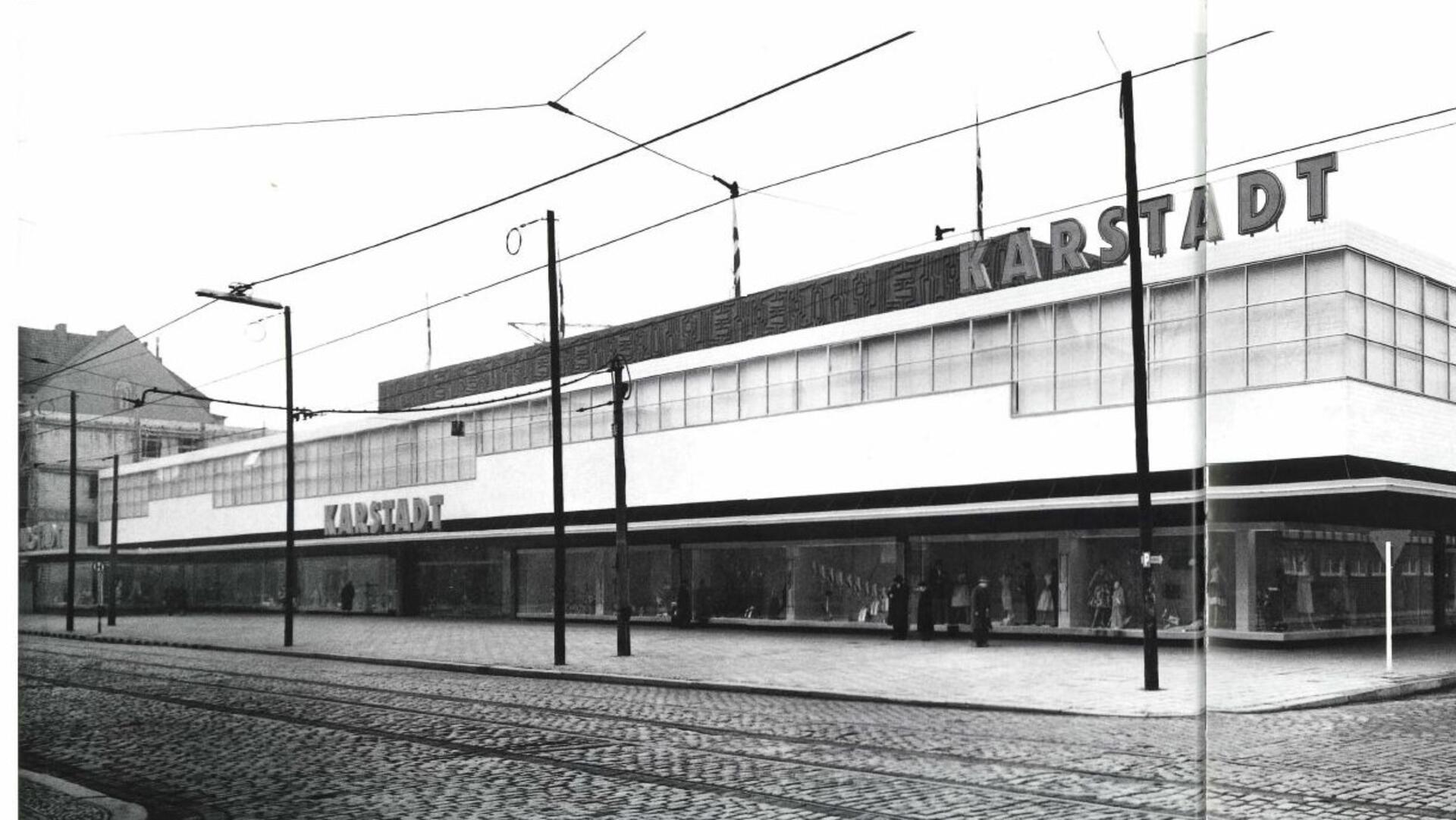 So sah das Bremerhavener Karstadt-Gebäude 1959 aus, fotografiert von Carlfried Halbach (Ratingen), veröffentlicht in „Vom Kaufhaus zur Stadtgalerie: Bauten für den Handel von Walter Brune", herausgegeben von Holger Pump-Uhlmann, Jovis-Verlag.