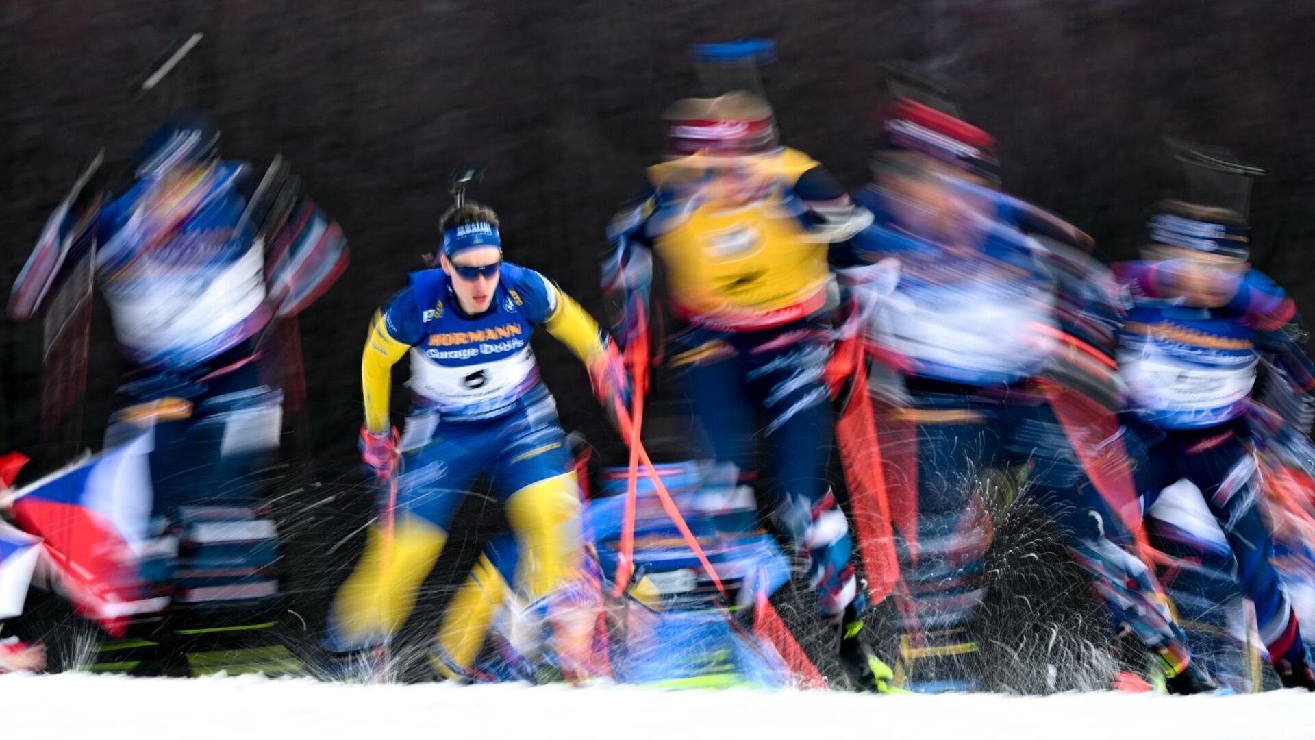 So schnell, dass die Farben tanzen: Beim Massenstart der Biathlon-Weltmeisterschaft zählt jede Sekunde, um sich eine gute Position zu erkämpfen - bis ins Ziel.