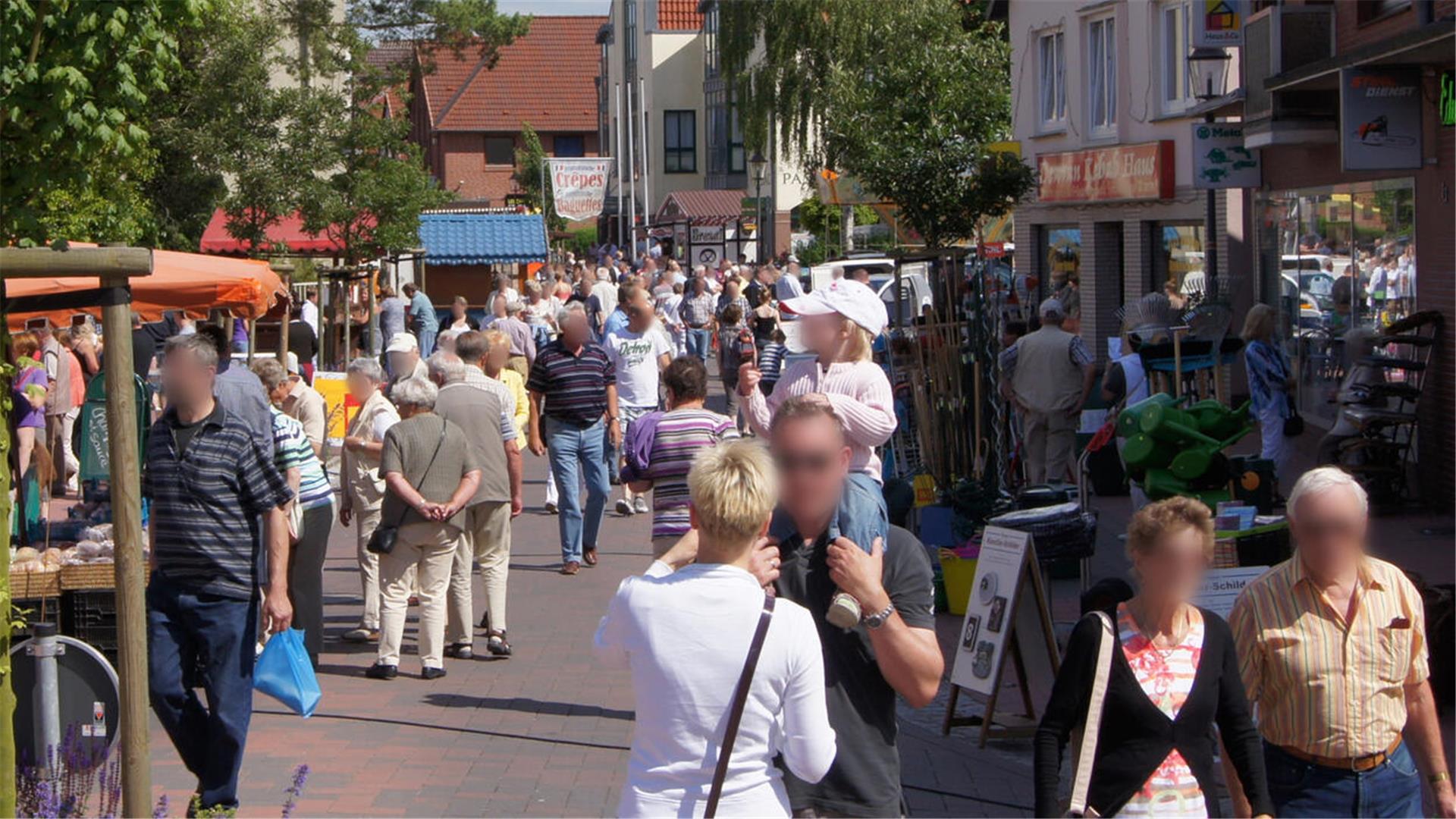 Menschen in der Fußgängerzone