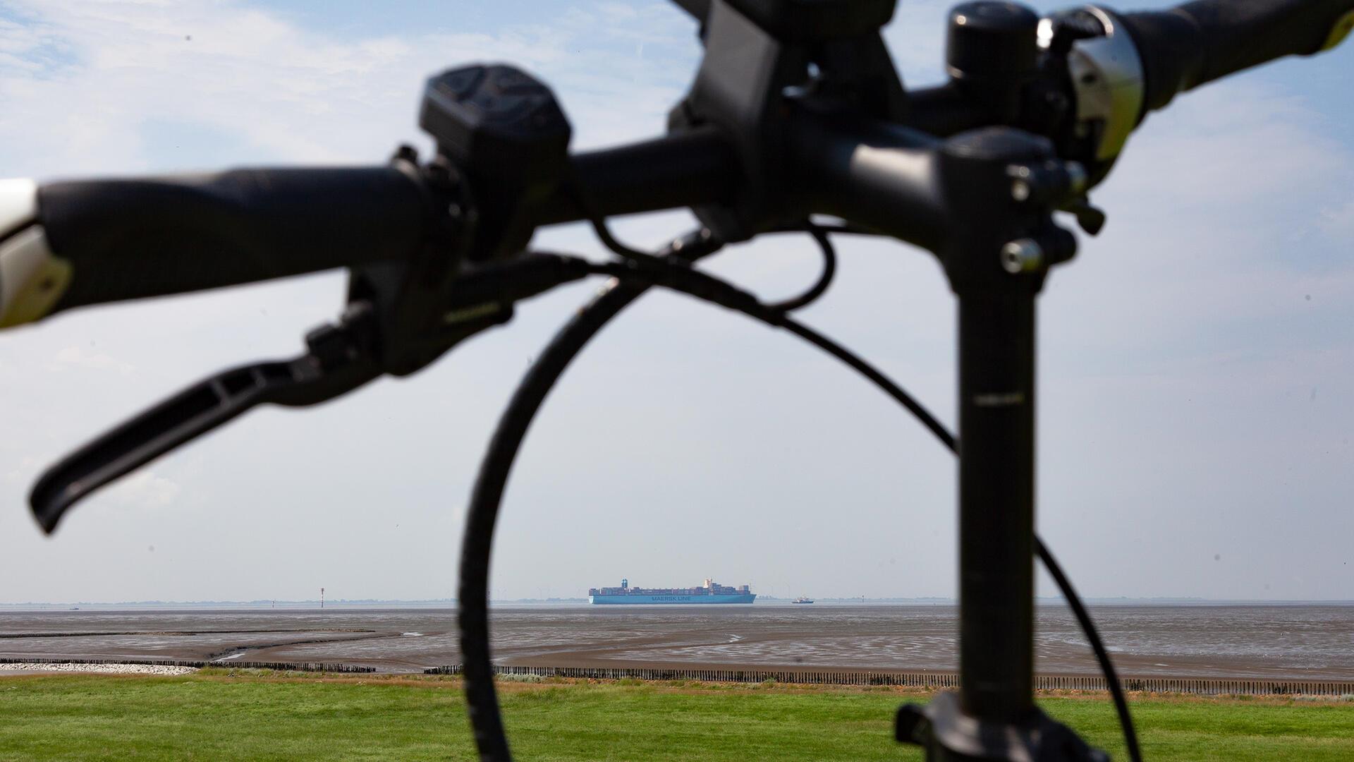 So wünschen es sich Einheimische und Urlauber: Radfahren mit freiem Blick auf das Wattenmeer an der Wurster Nordseeküste. 