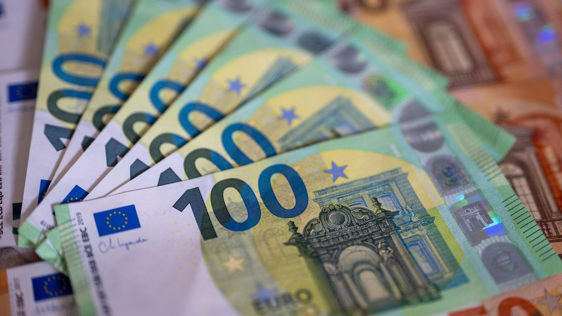 Fächer mit 100-Euro-Scheinen