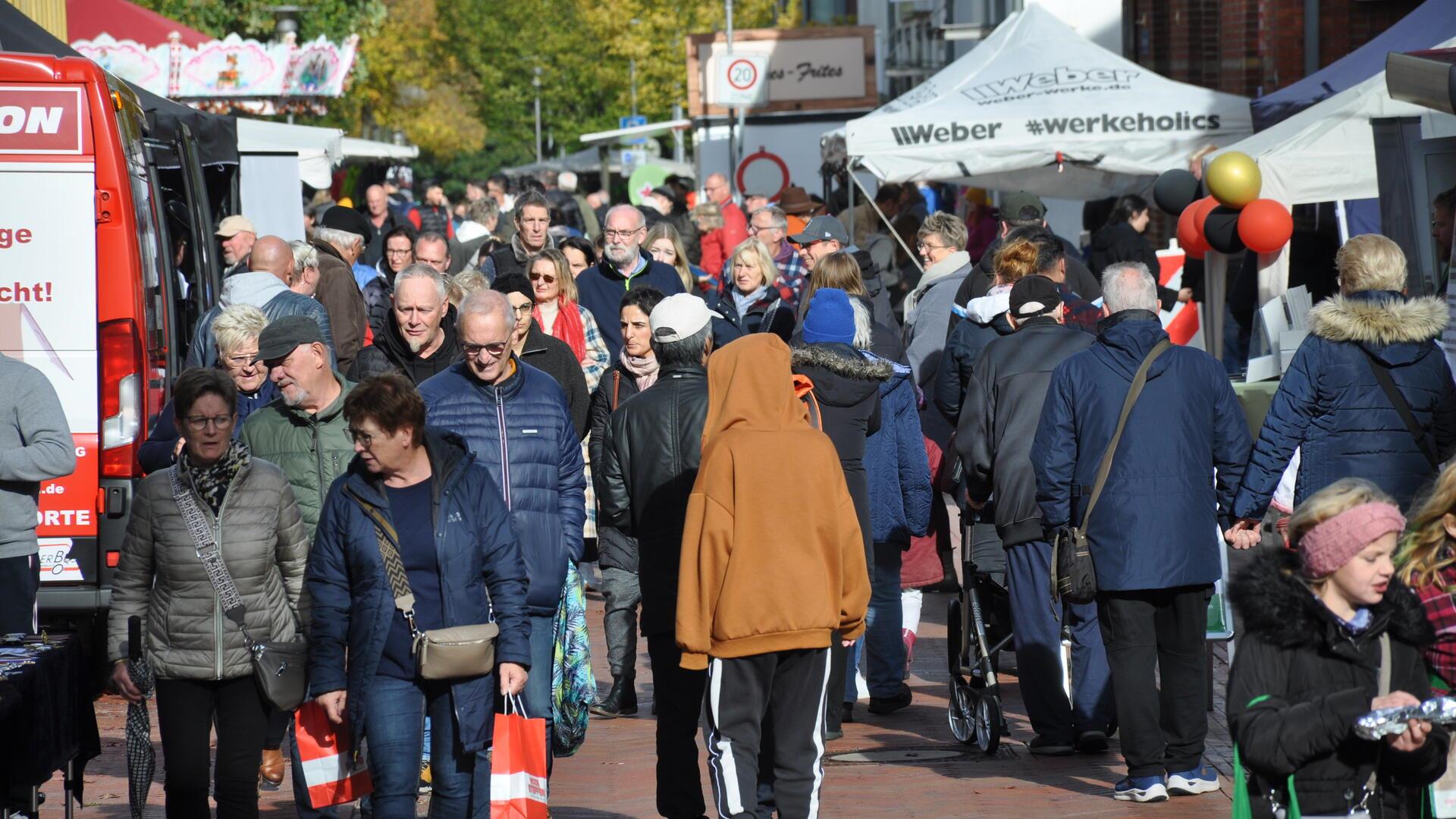 Sobald sich die Sonne die Ehre gibt, füllen sich sofort die Straßen mit Besucherinnen und Besuchern. Doch die Sonne ist launiger als sonst beim Ladenhütermarkt. Kalter Wind und mancher Regentropfen gehören in diesem Jahr zu den „Besuchern“ der Traditionsveranstaltung.