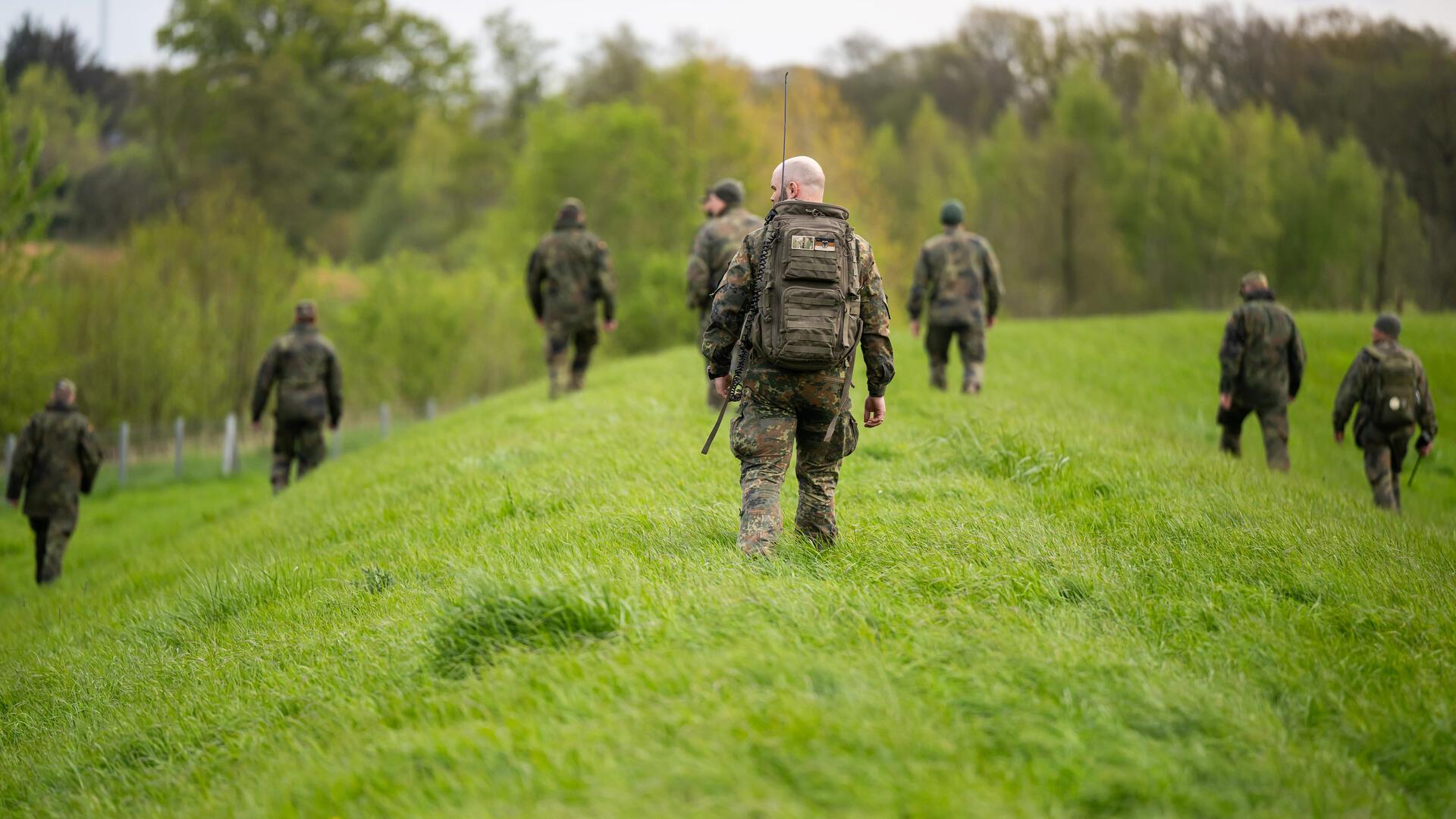 Soldaten der Bundeswehr durchsuchen das Ufer unweit der Oste.