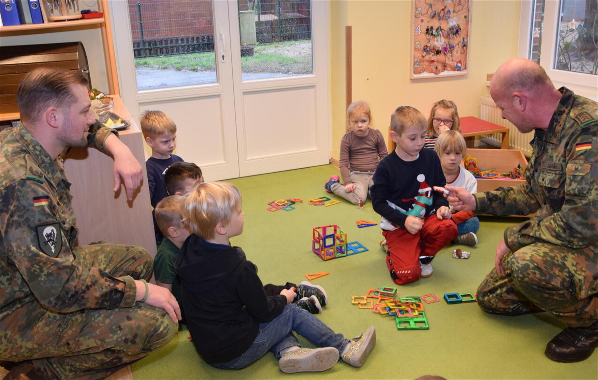 Soldaten des Fallschirmjägerregiments 31 überraschen Kinder der Kita „Schatzkiste“ am Nikolaustag in Anderlingen.