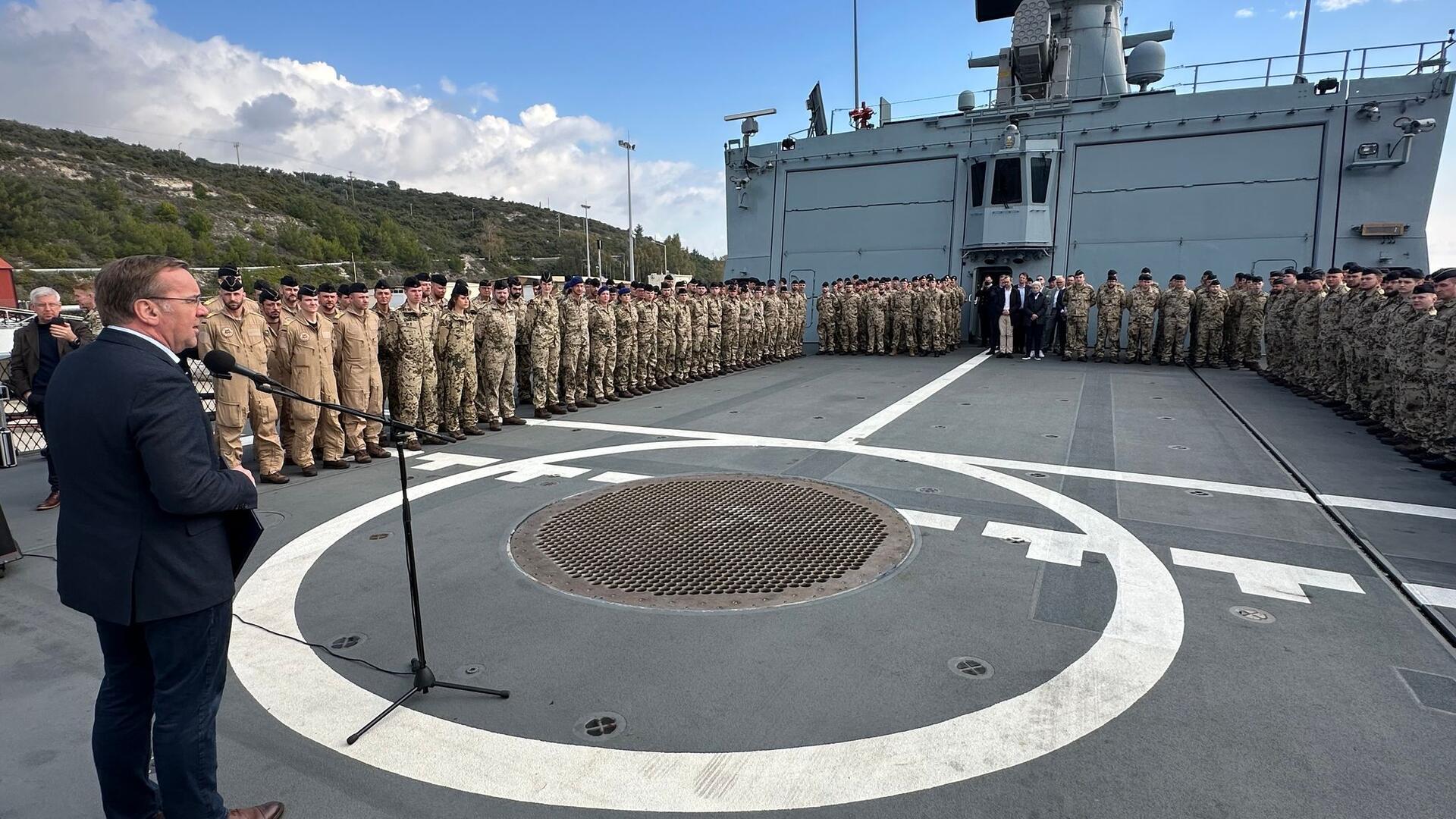 Soldaten sind beim Besuch von Boris Pistorius (SPD, v) an Bord der Fregatte „Hessen“ im Souda Bay, Kreta angetreten.