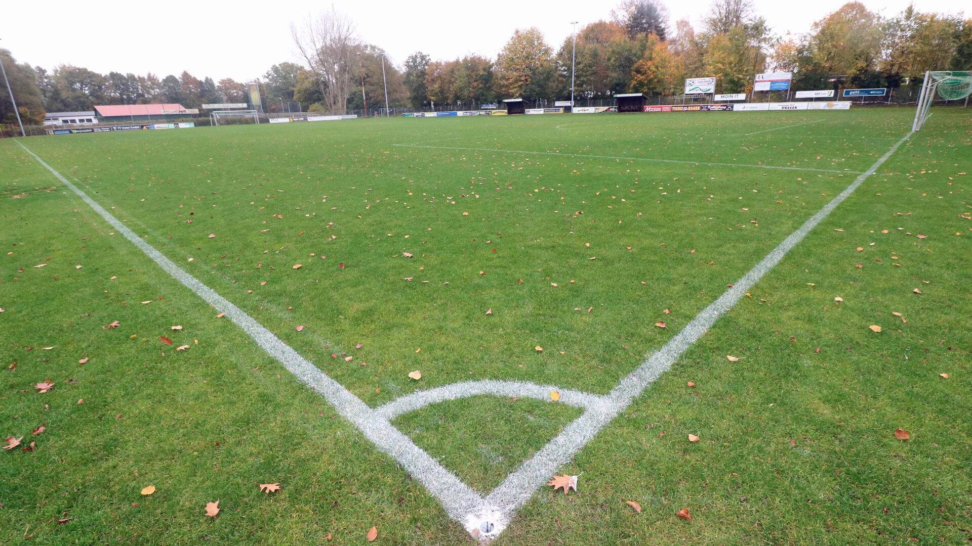 Mit frisch gezogenen Linien wartet der sanierte Sportplatz an der Blumenstraße am Sonntag auf seinen ersten Ballkontakt.