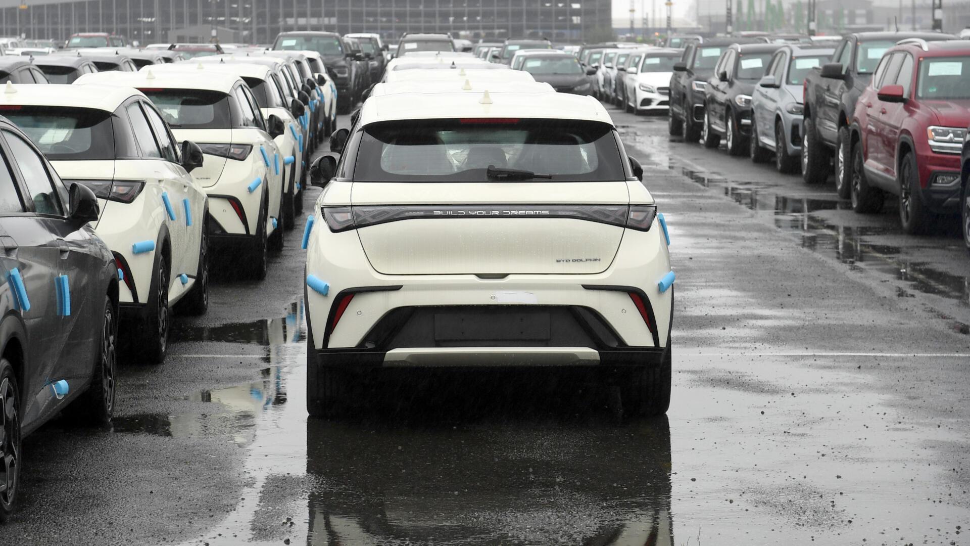 Geparkte Autos im Hafen. 