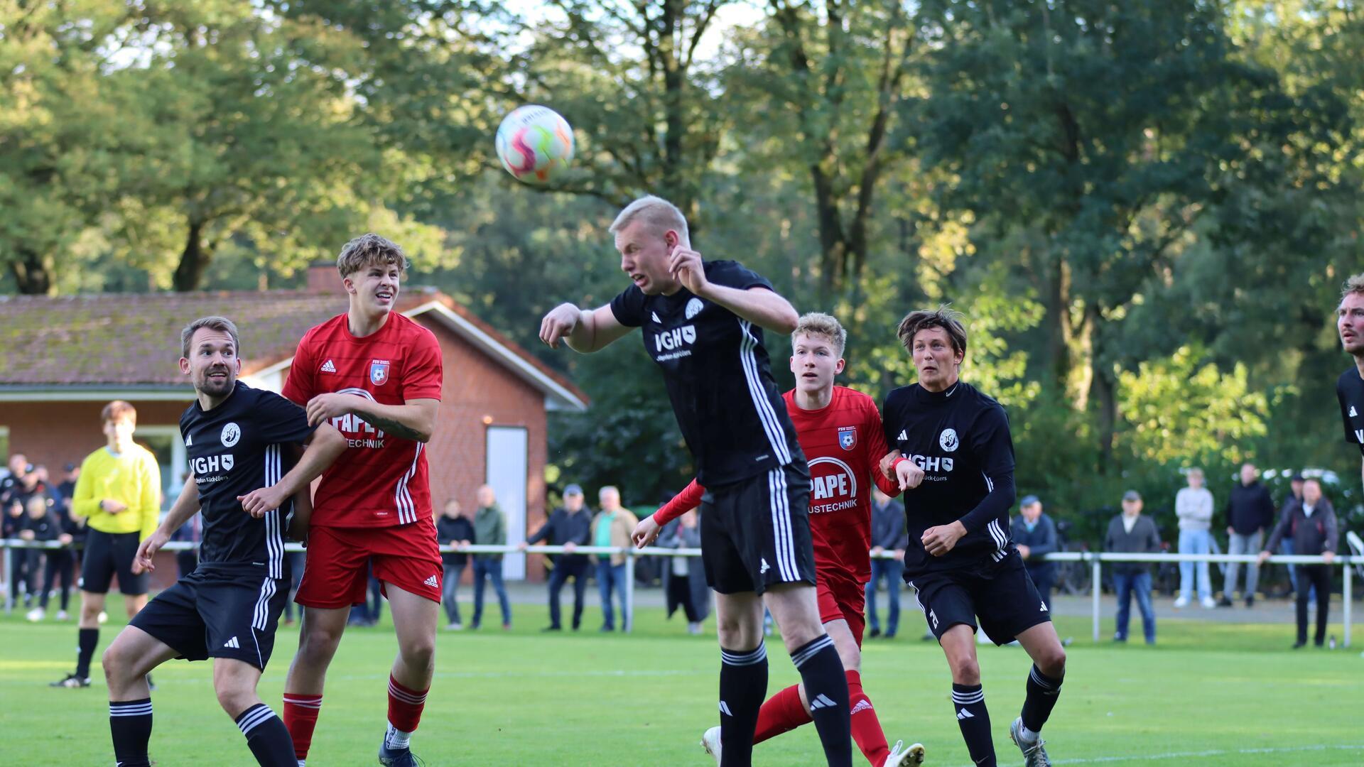 Sollte der TSV Bülstedt/Vorwerk - hier eine Szene mit Leon Stauch - die Klasse halten, wird es in der kommenden Saison Kreisligaspiele in Bülstedt, Tarmstedt und Wilstedt geben.