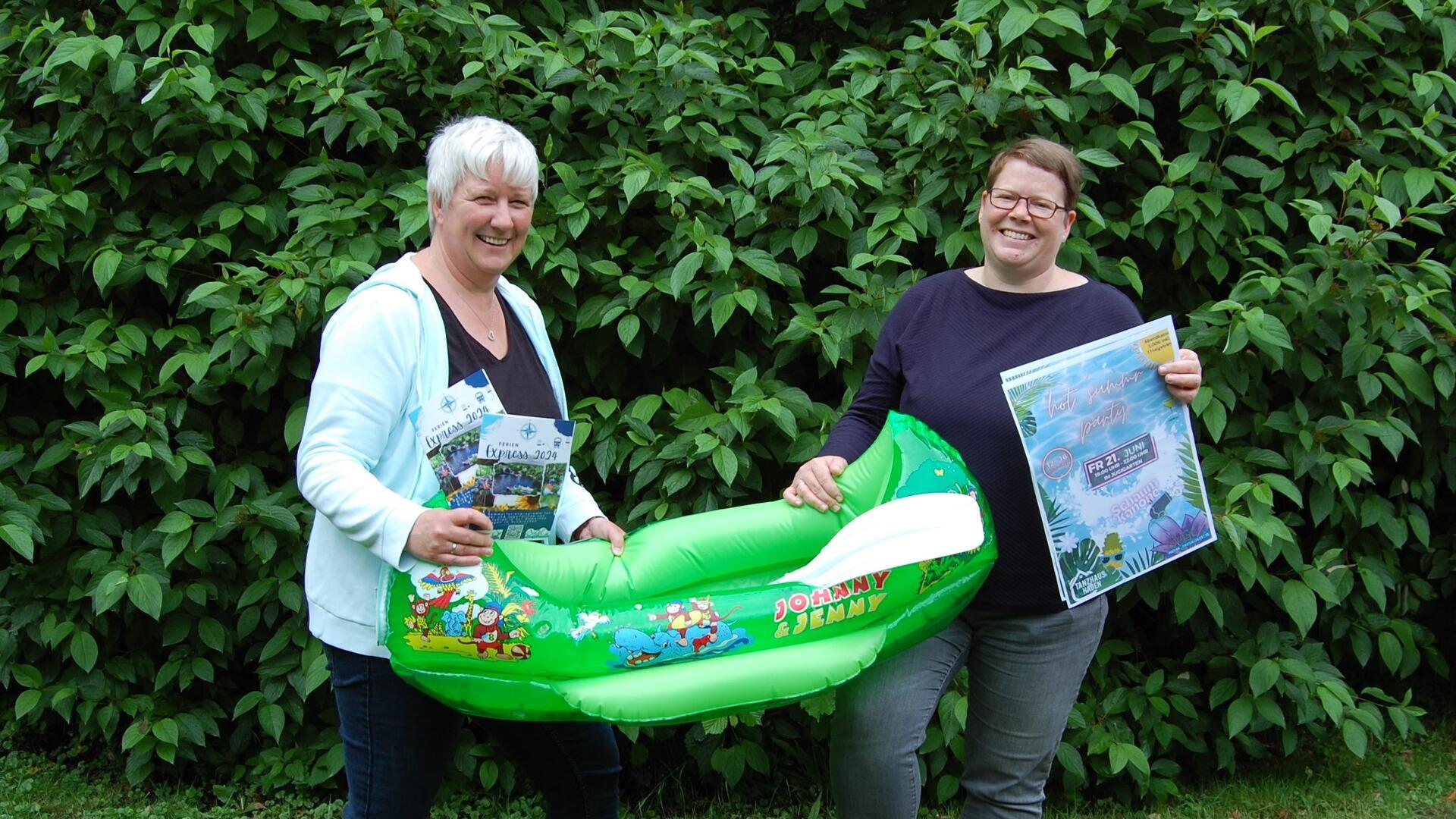 Sommer, Sonne und spannende Aktionen: Frauke Evers (rechts) und Martina Feldmann-Bienhoff von der Jugendpflege präsentieren das Ferienprogramm für Kinder und Jugendliche aus der Gemeinde Hagen.