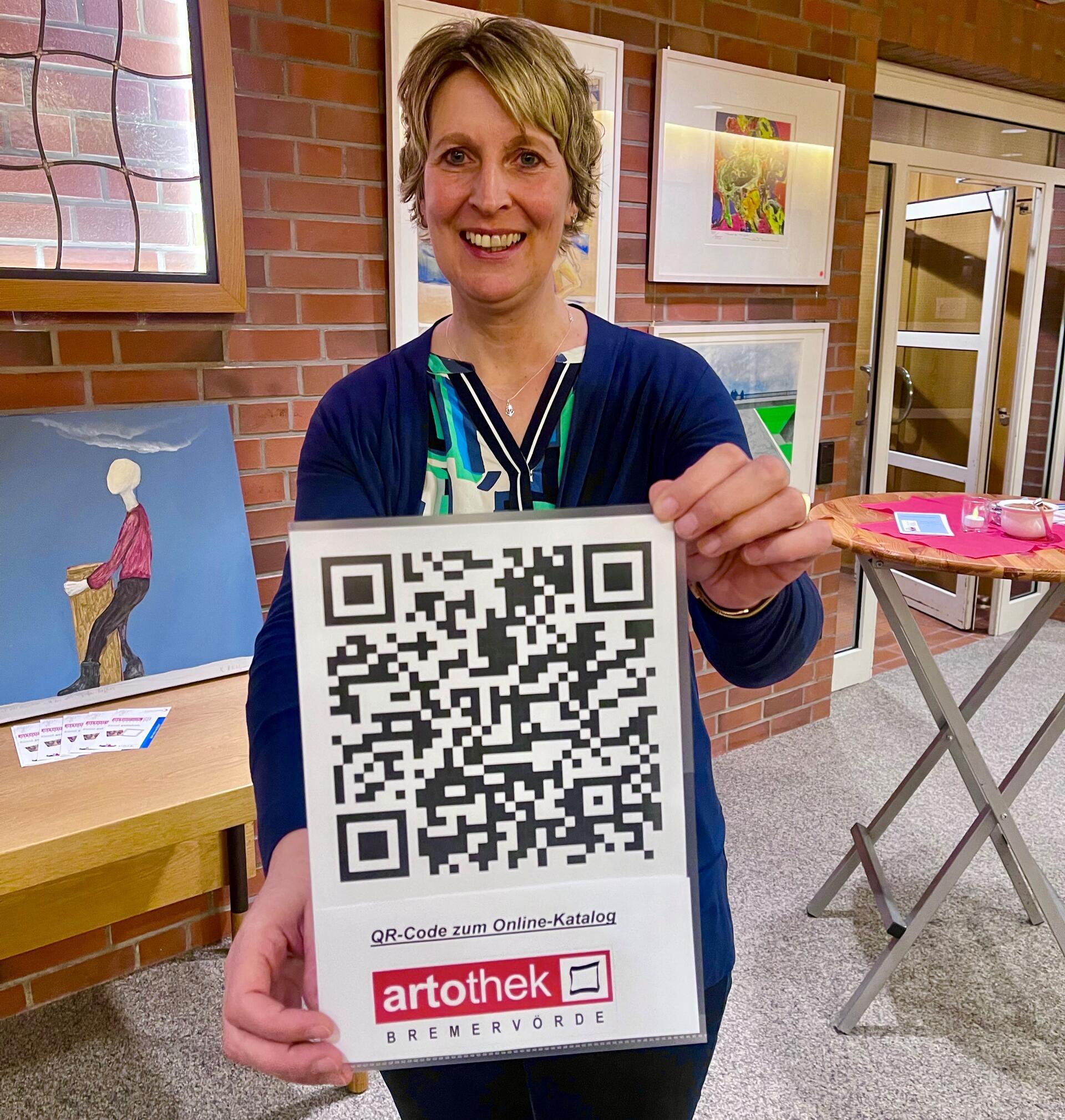 Sonja Burfeindt, die seitens der Stadtverwaltung die Artothek verantwortet, zeigt einen QR-Code, der es in sich hat: Wer sein Handy darauf hält, kann ab sofort im neuen Online-Katalog in aller Ruhe stöbern können, um ein Bild auszusuchen. Kunstfreunde können so die ausgewählten Werke nicht nur über Antippen der Verschlagwortung filtern. Der besondere Clou: Dank eines Pilotprojektes ist sogar virtuelles „Probehängen“ im so genannten AR-Verfahren an den heimischen vier Wänden möglich. Online sind auch viele Informationen über die Künstler und deren Werke einsehbar. Die Leihgebühren (Jahresbeitrag) sind sehr günstig: 15 Euro für Privatpersonen; 30 Euro für gewerbliche Zwecke und nur zehn 10 Euro für Schüler, Studenten und Arbeitslose. Weitere Infos gibt es unter Telefon 04761/987105 bei Sonja Burfeindt. Der Online-Katalog ist auch über die Webseite zugänglich: https://artothek.bremervoerde.de