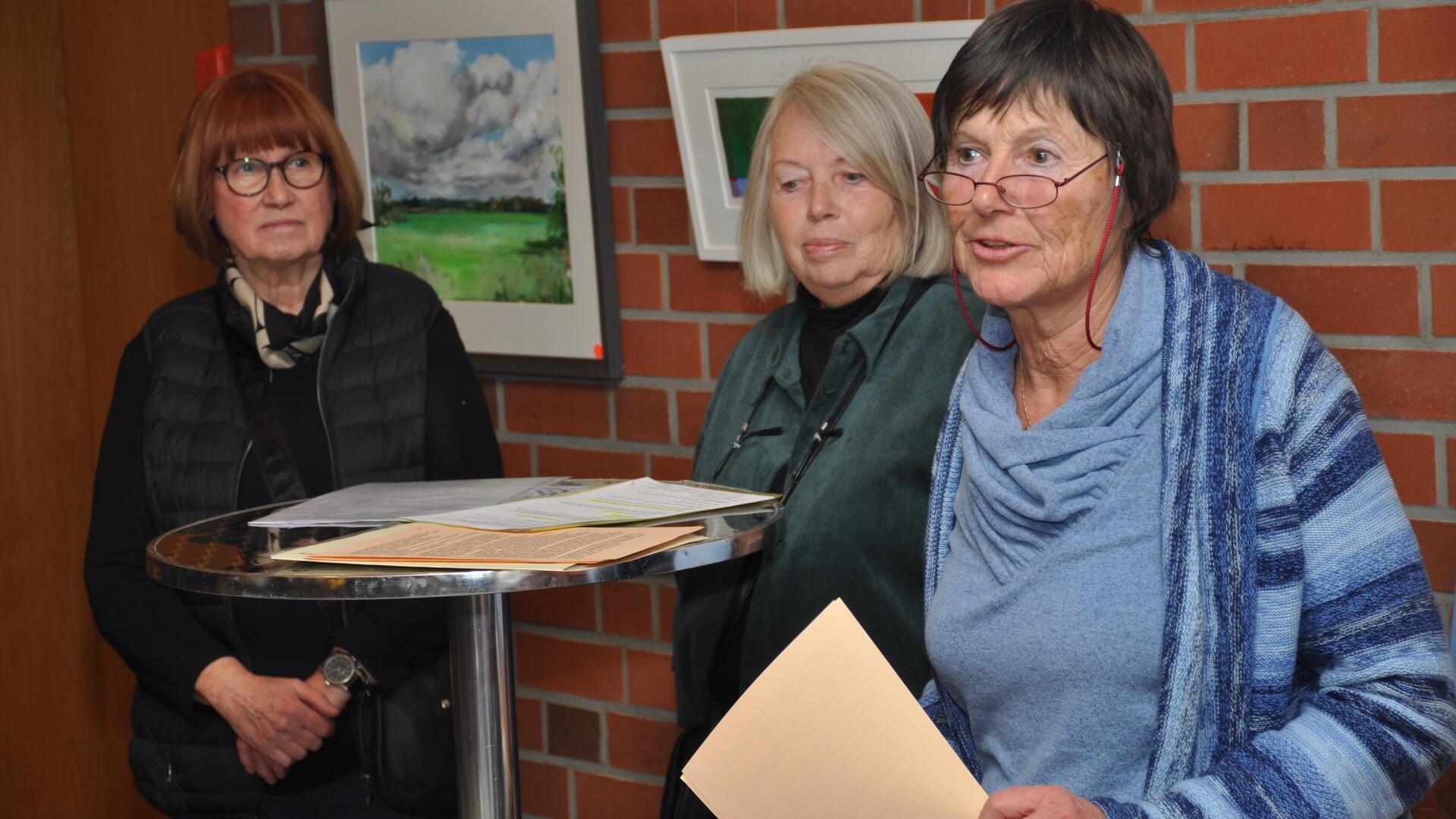 Sorgen seitens des Kultur- und Heimatkreises Bremervörde für einen Neustart der Artothek: AG-Sprecherin Hella Langguth (von rechts) mit Anke Grün und Renate Wiehnbröker.