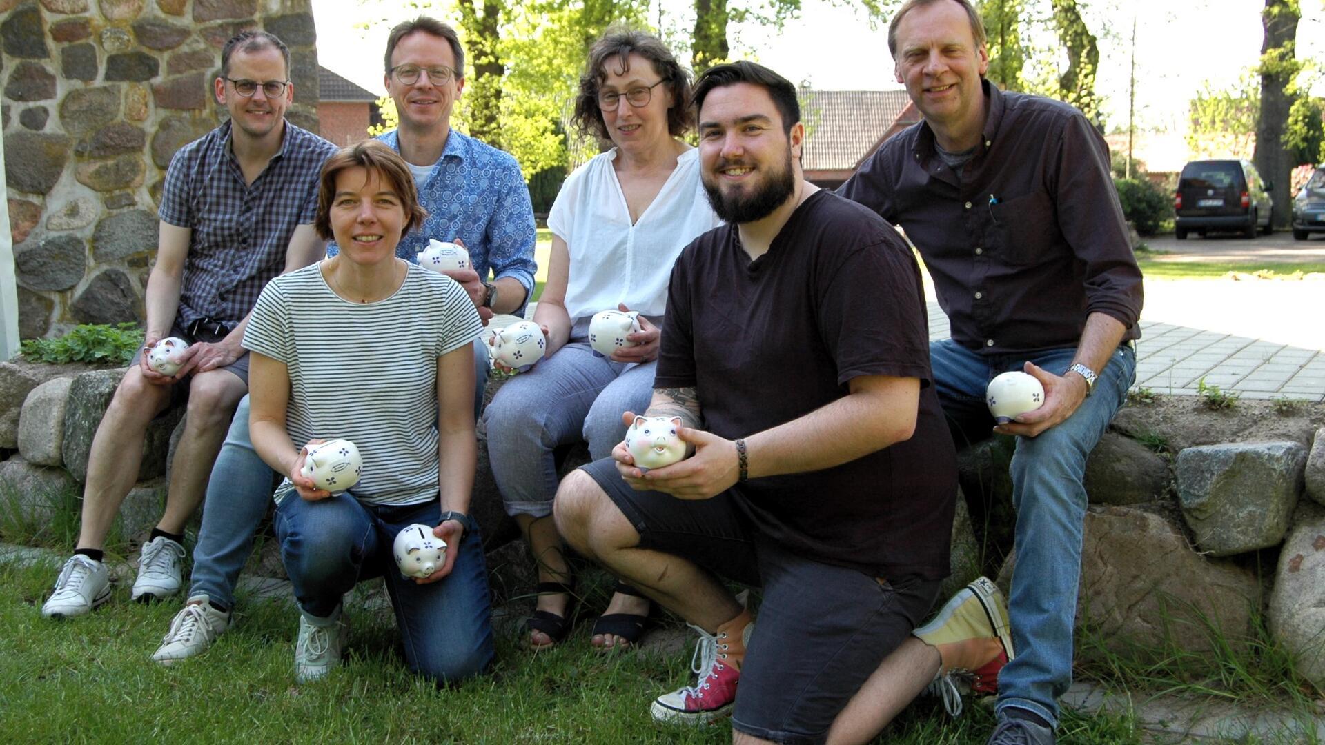 Spendenaktion mit Sparschweinen beim Förderverein für die evangelische Jugend: v.l: Pastor Volker Michaelsen, Wiebke Eckhoff, Herfried Müller, Kathrin Müller, Ole-Johannes Neumann, Manfred Bösch