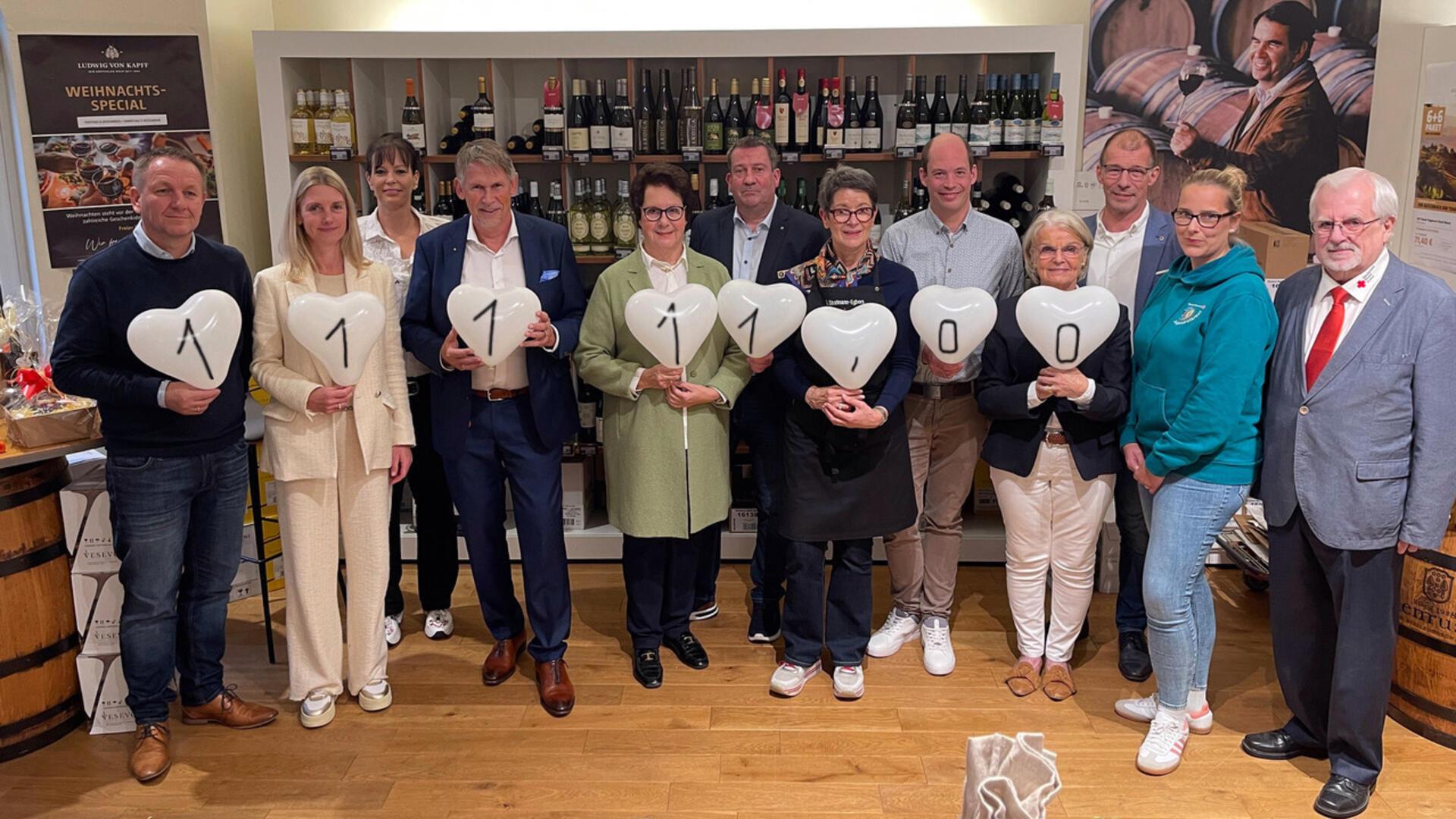 Spendenübergabe im Weinhaus Ludwig von Kapff in Zeven: (von links) Thomas Holsten, Susanne Schulz, Nadine Eckhoff, Marco Tulodetzki, Marlies Holst, Jörg Wesemann, Christine Stratmann-Egbers, Stephan Wilke, Elvi Sievers, Heiner Köhnken, Maya Haker (JRK) und Bernd Kampa (DRK Zeven). Foto: bz/zz