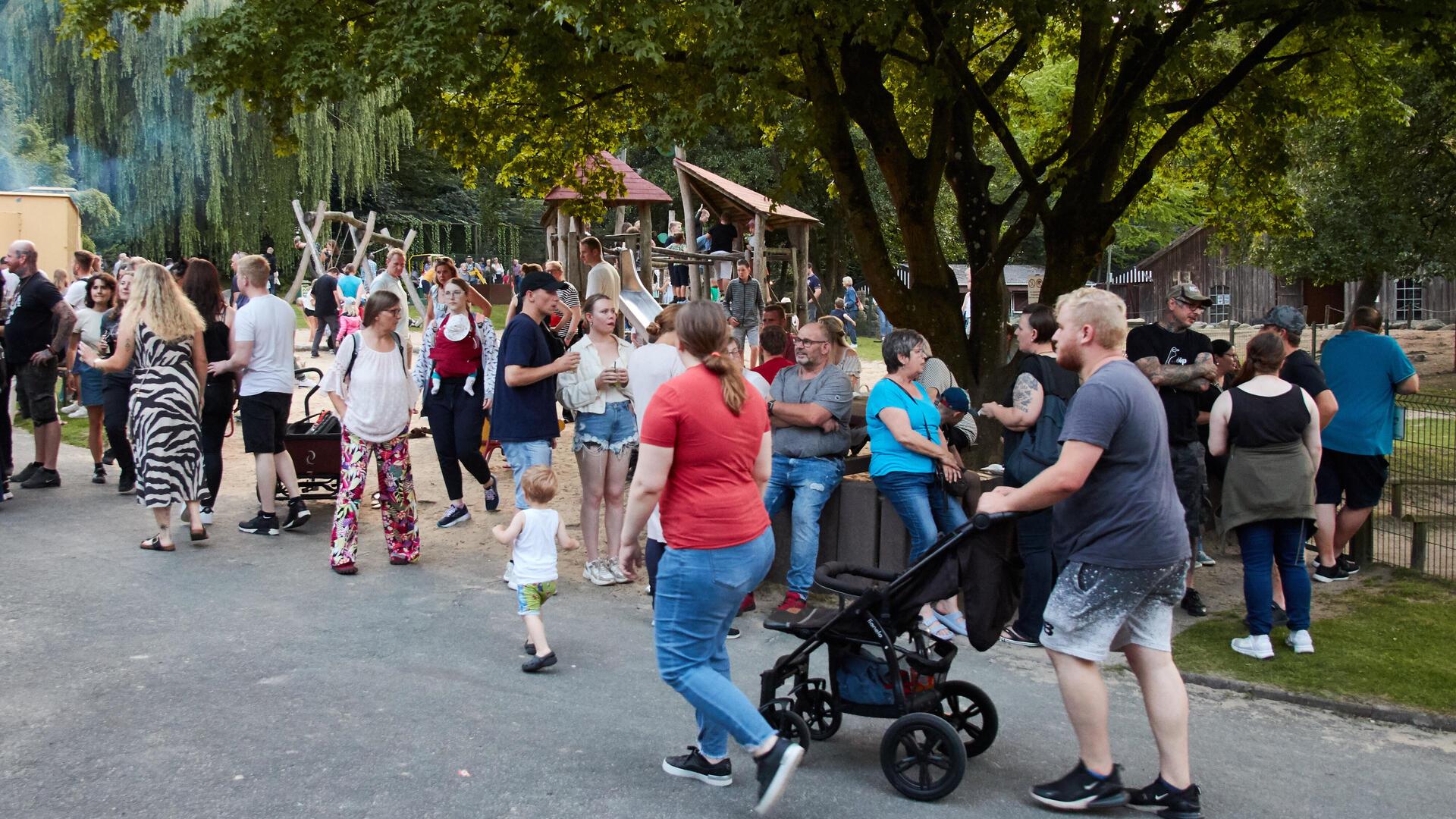 Spielgeräte auf dem Zoo-Spielplatz und eine Hüpfburg wurden bis kurz nach Einbruch der Dämmerung von den jungen Besuchern in Beschlag genommen. Foto: Koppe