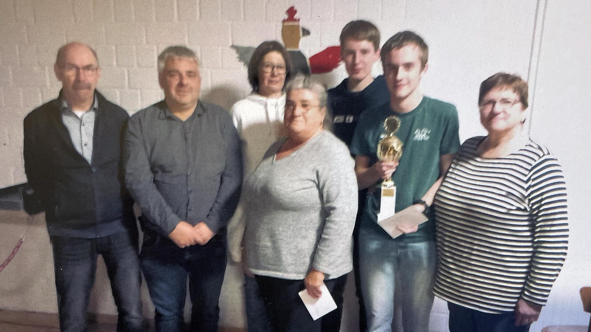 Sportleiter Hans-Georg Monsees (von links) mit dem stellvertretenden Präsidenten und Herbstmeister André Stelljes, Herbstkönigin Ines Stroech, Sieglinde Burmann, Luis Logemann, Joel Stelljes und Marita Schade.