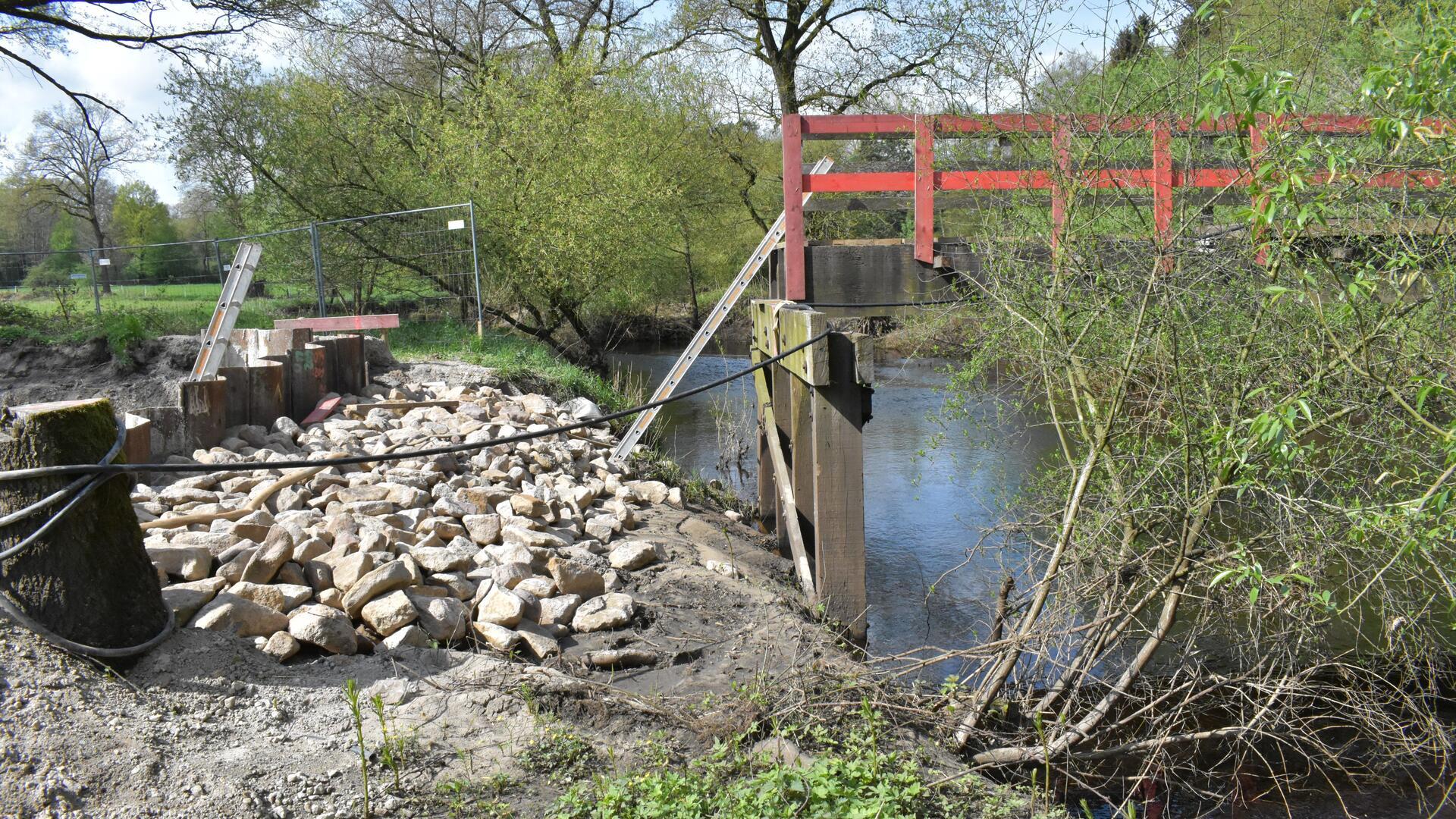 Brückenbau über einen Fluss