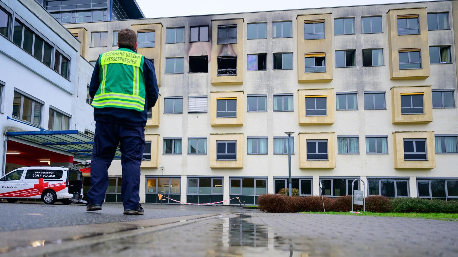 Spuren vom Feuer sind am Krankenhaus zu sehen.