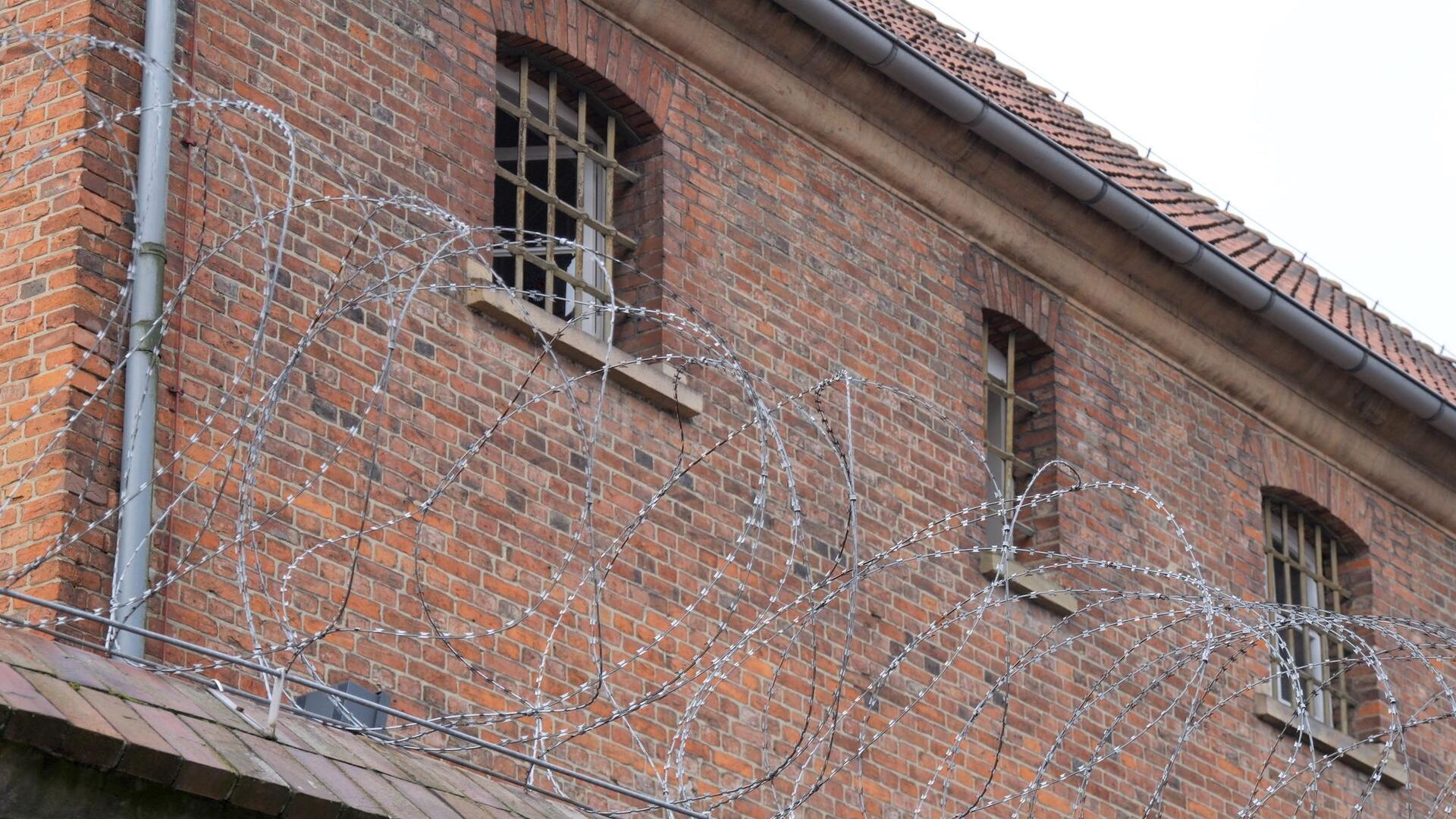 Stacheldraht ist vor der Justizvollzugsanstalt Vechta zu sehen.