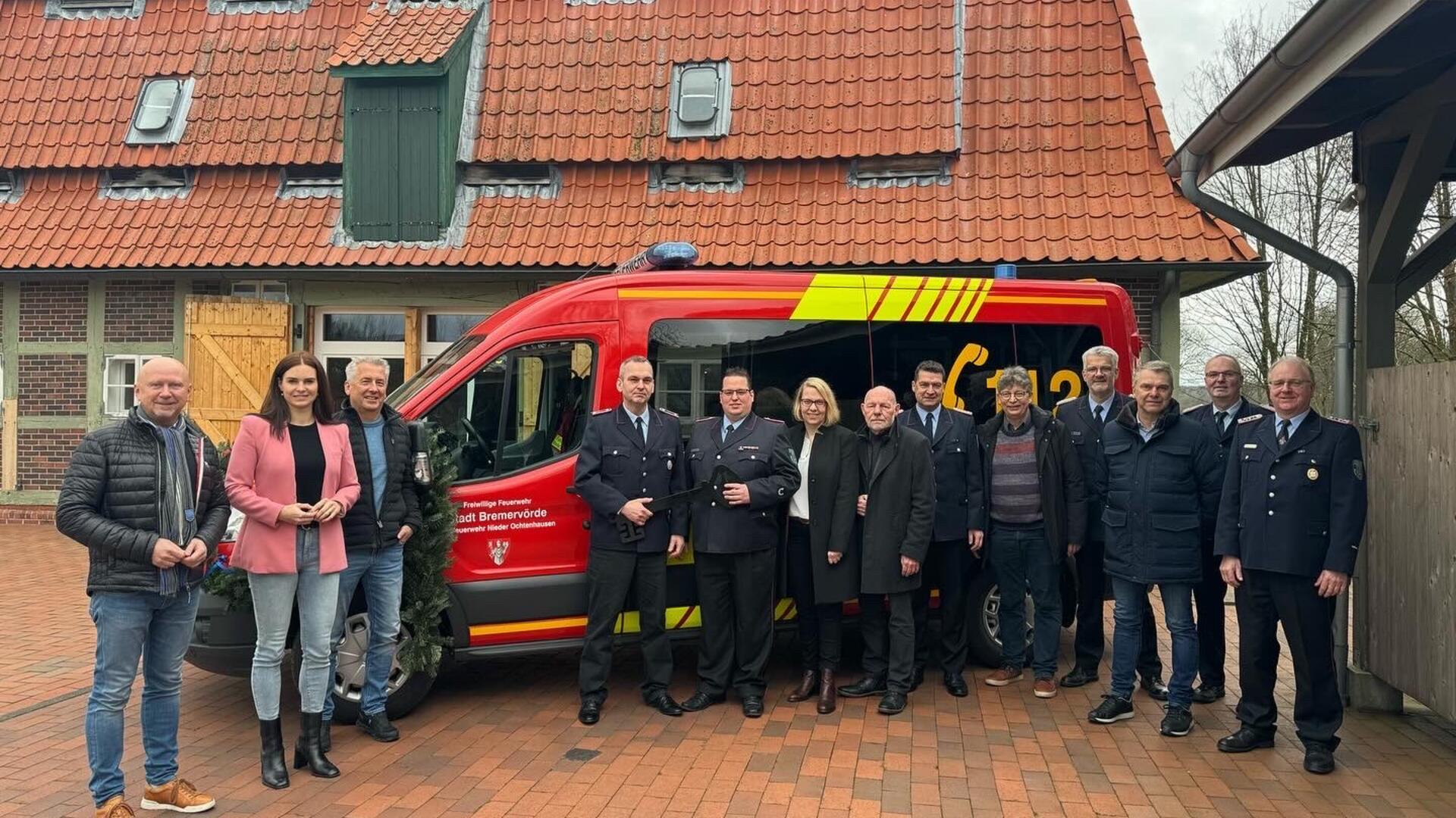 Stadtbürgermeister Michael Hannebacher (von links), Kim-Vanessa Zobel, Ricardo Döscher, Ralf Maschewski, Ortsbrandmeister Marcel Leenheer, stellvertretende Ortsbürgermeisterin Susanne Stapel, Feuerschutzausschuss-Vorsitzender Rainer Hartmeyer, Stadtbrandmeister Nils Schwarz, Lars Lust, Abschnittsleiter Jörg Suske, Harald Zobel, Kreisbrandmeister Peter Dettmer und der stellvertretende Ortsbrandmeister Thomas Hechler bei der Fahrzeugübergabe.