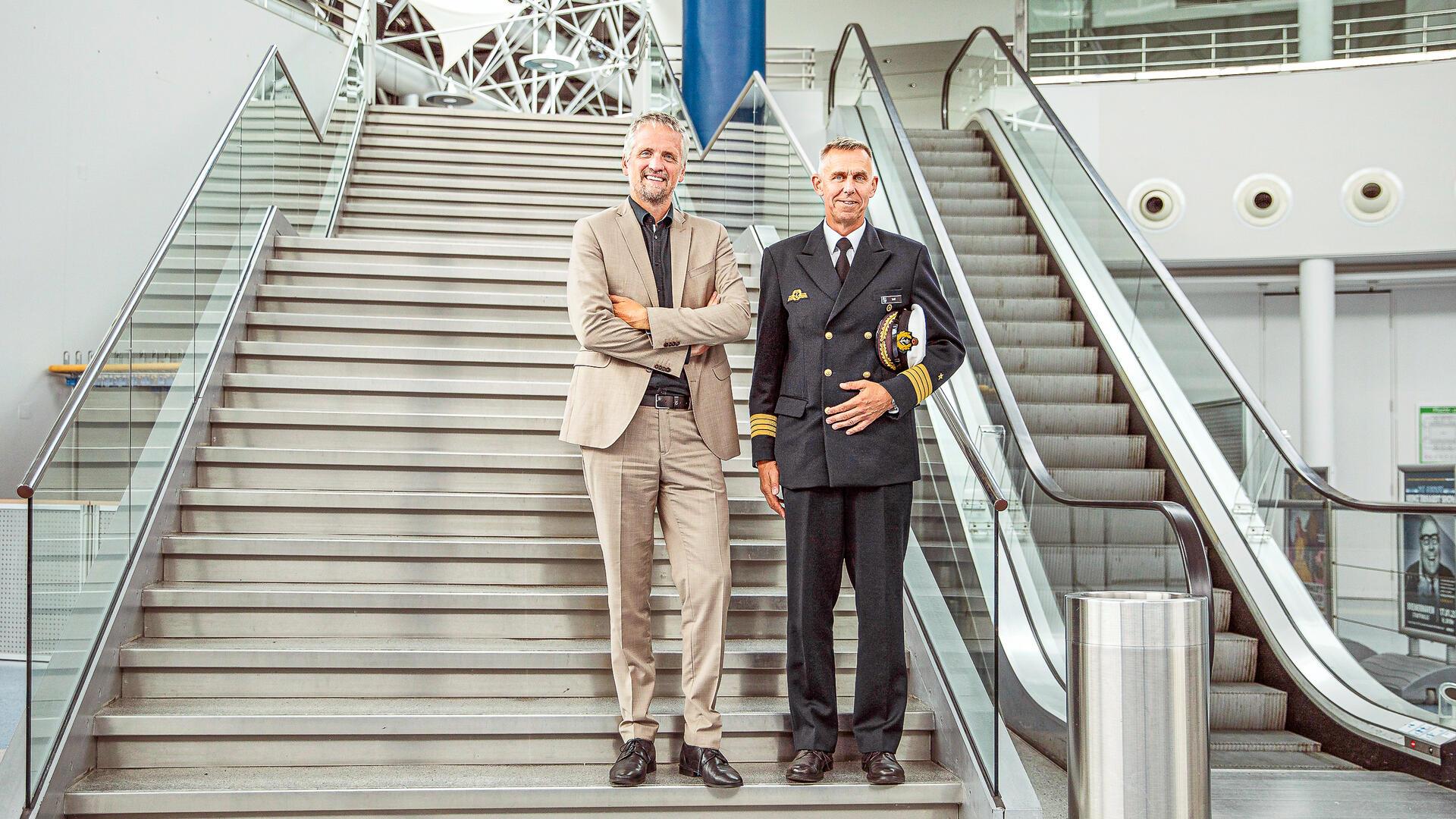 Stadthallen-Chef Othmar Gimpel und der Kommandeur der Marineoperationsschule, Andreas Martin Seidl, freuen sich auf den Havenball.