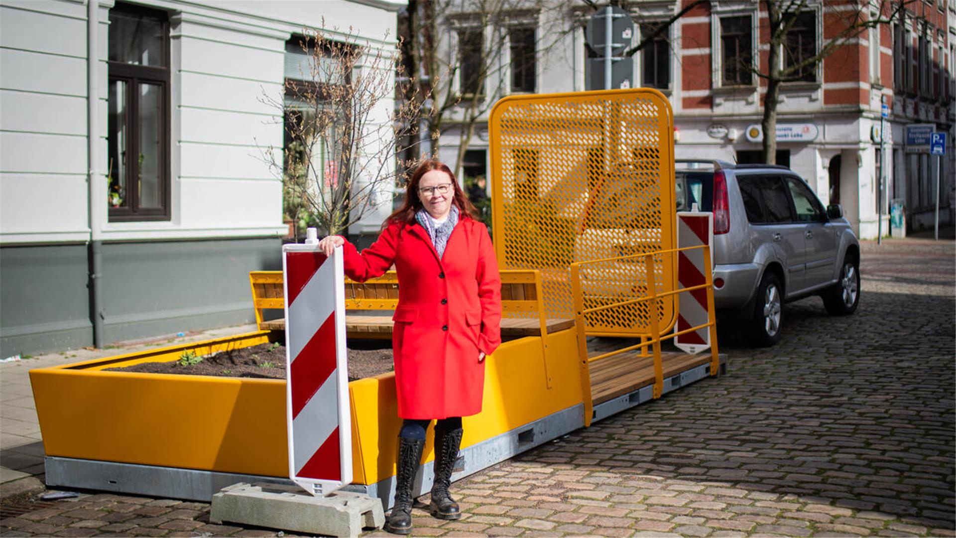 Stadträtin Mandy Kathe-Heppner vom Gartenbauamt klärt über die Parklets auf.