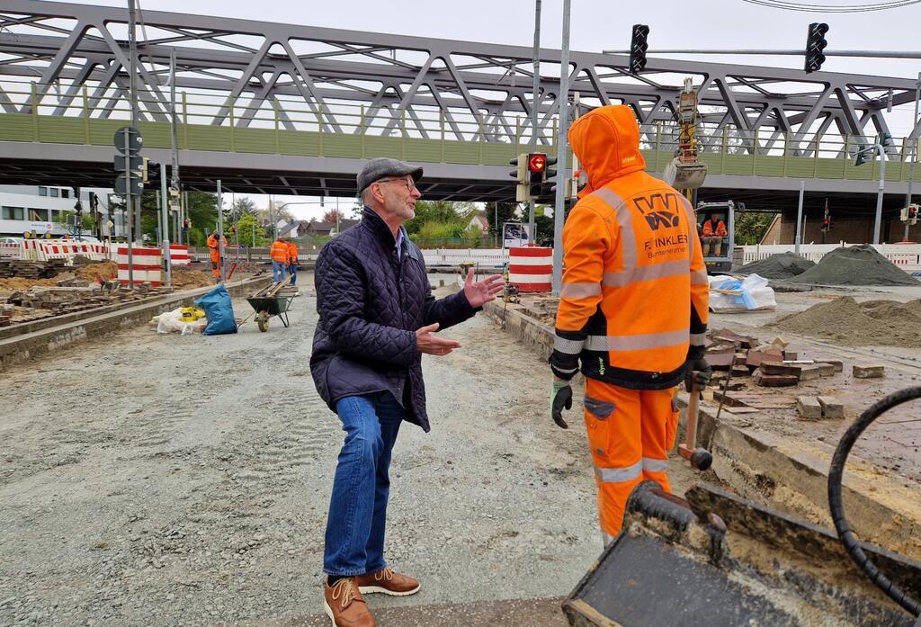 Stadtrat Bernd Schomaker (links) machte sich am Montag ein Bild vom Stand der Arbeiten an der Cherbourger Straße. 