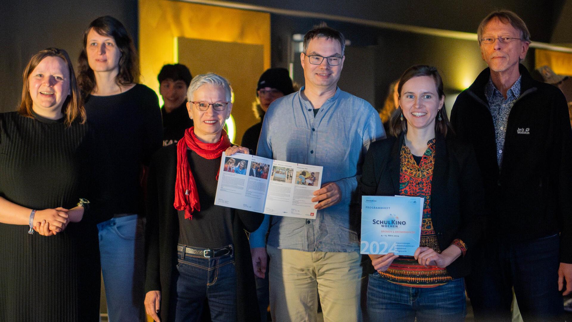 Start der Schulkino-Wochen im Bremerhavener Cinemotion Kino. Im Bild (von links): Anna Betsch, Johanna Schlockwerder, Anke Detering, Hauke Flores, Saskia Mosler und Bernd Glawatty.