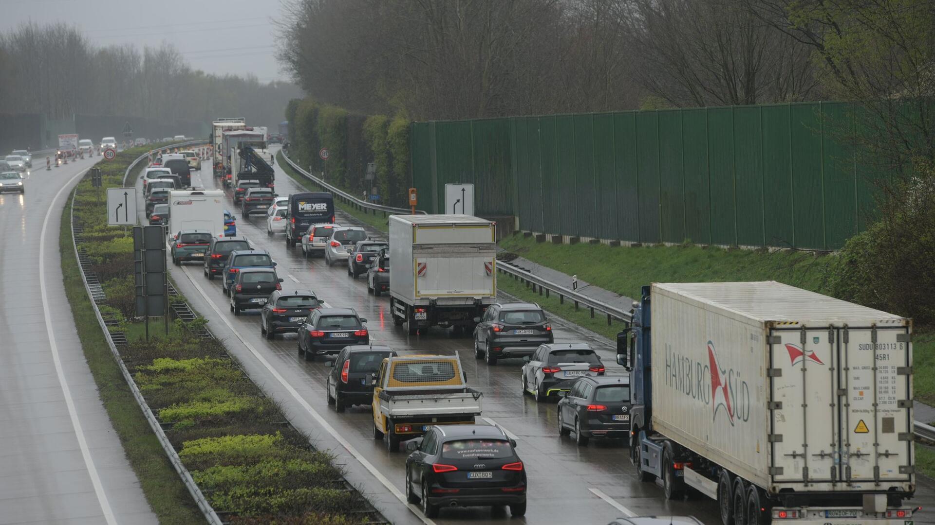 Stau auf der A27 Richtung Süden, fotografiert von der Brücke Vieländer Weg.